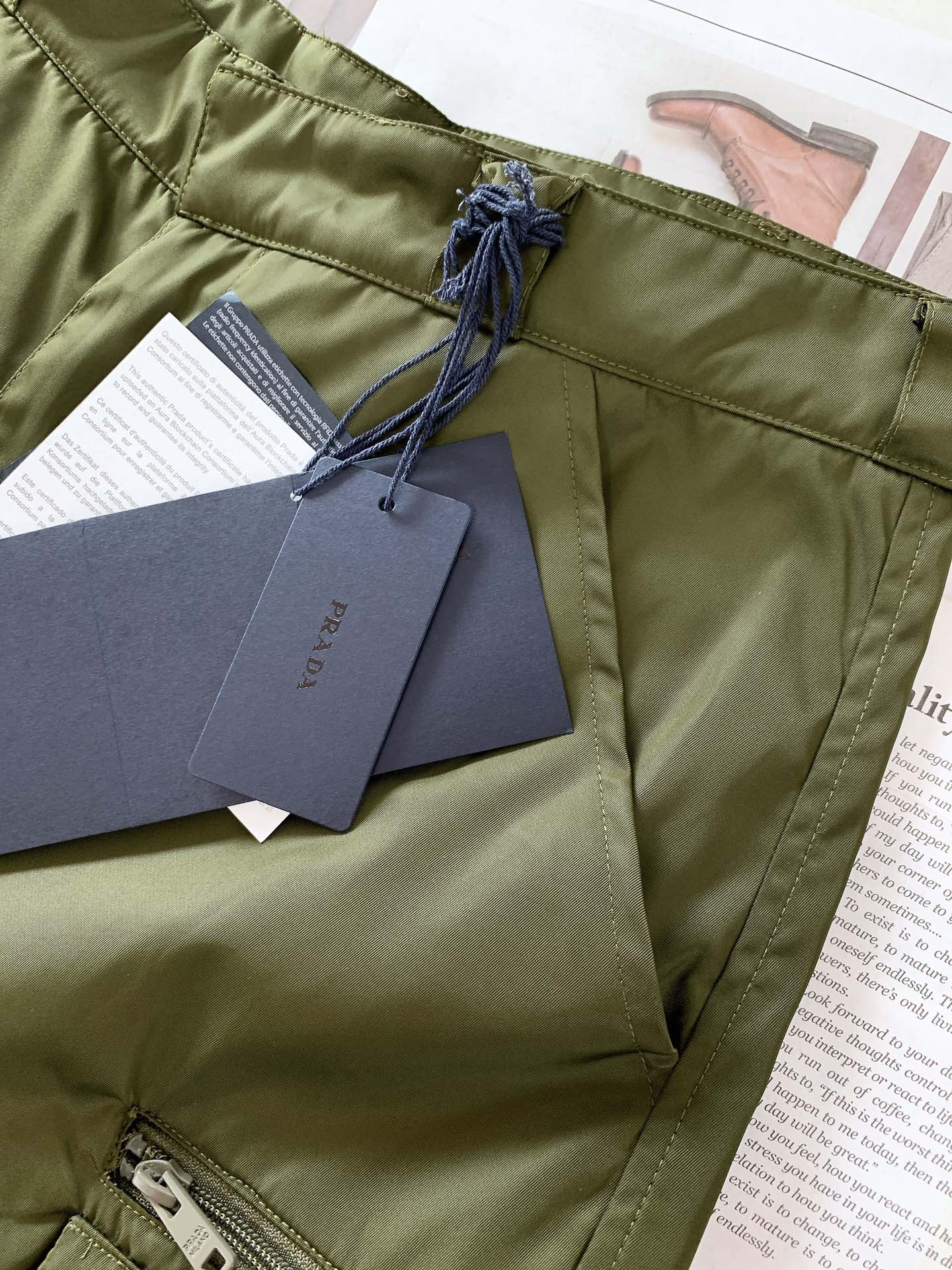 
Prada 普拉达 尼龙工装休闲裤，这款极简裤装面料取材Re-Nylon再生尼龙打造，工装裤两侧拉链多