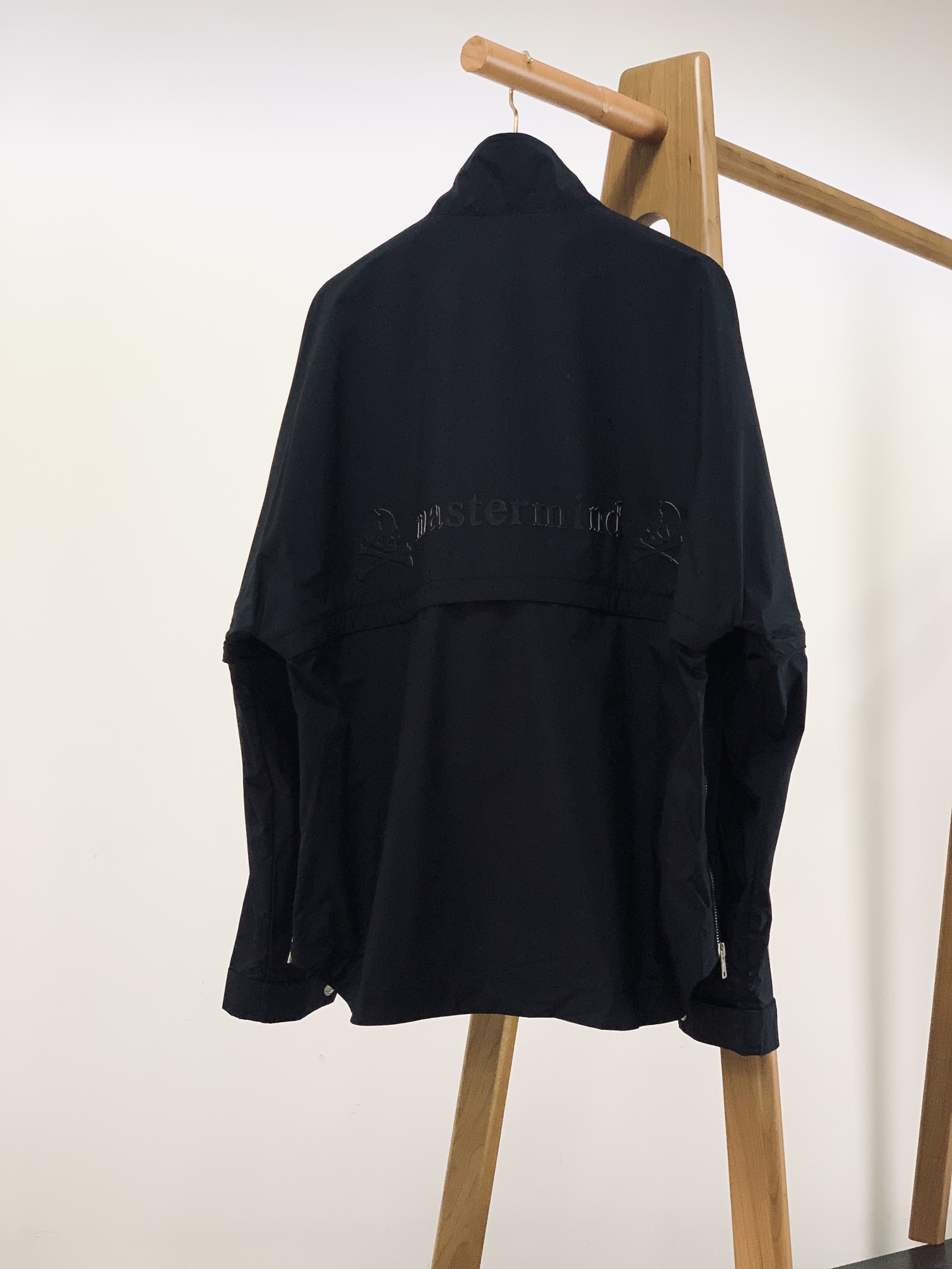 
Mastermind JaPan MMJ 2025SS早春新品 
MMJ，国外卖很贵。可拆卸袖子宽松版