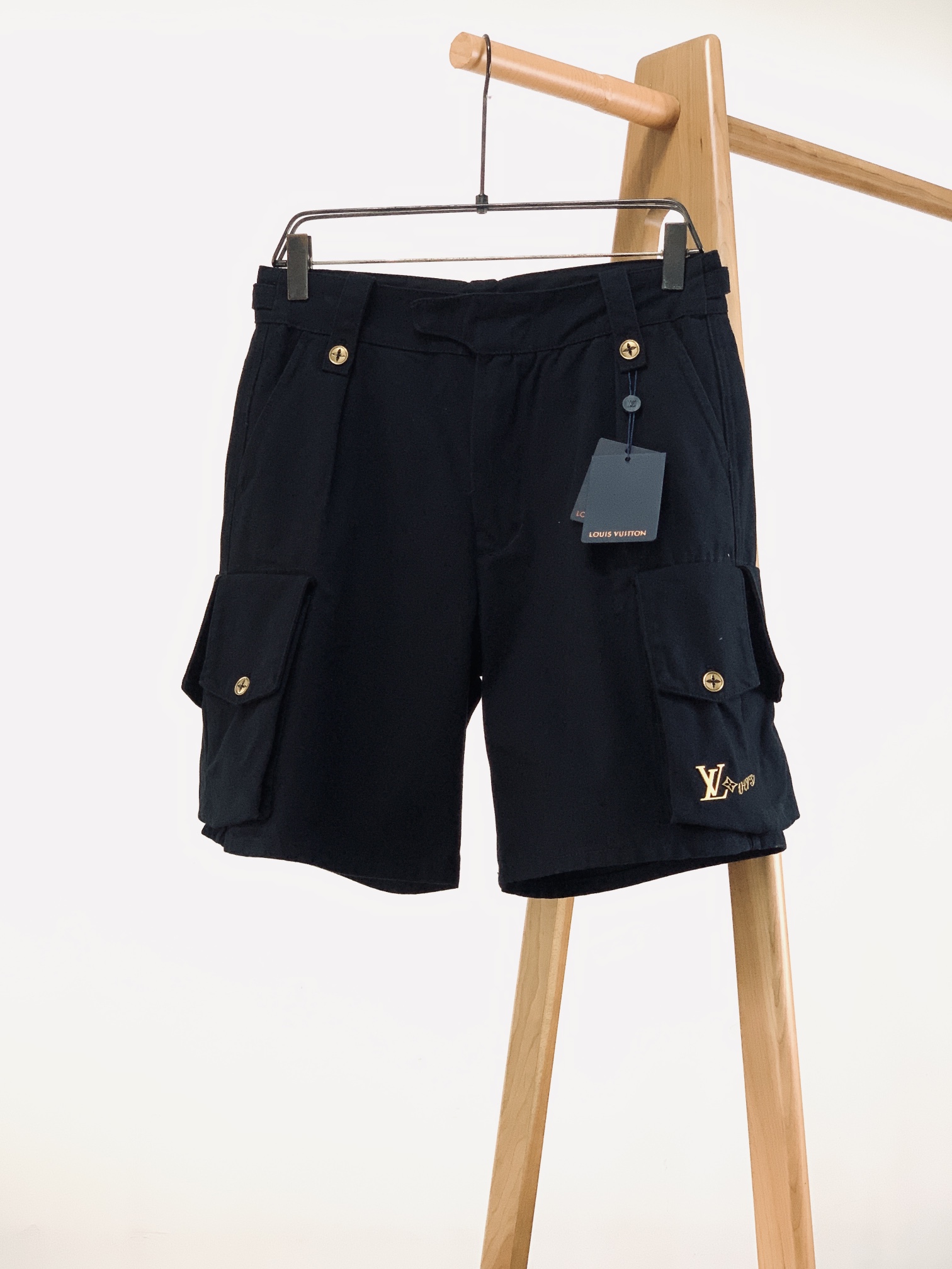 NO:131994,Louis Vuitton Gold Label Heavy Industry Working Shorts. This working shorts are from the spring and summer show, and interpret the ingenious design with rich elements. The side pockets are embellished with 1V Lovers studs, and the back waist is presented with L. Vuitton logo print, paired with metal Monogram floral buttons. It can be used to create a leisurely look with the same series of items. 48-size pants length 52 waist 81 hip circumference 111 50-size pants length 53 waist circumference 86 hip circumference 116 52-size pants length 54 waist circumference 91 hip circumference 121 54-size pants length 55 waist circumference 96 hip circumference 126 ………………………………………………………………………………………………………………………………………………………………………………………………………………………………………………………………………………………………………………………………………………………………………………………………………………………………………………………………………………………………………………………………………………………………………………………………………………………………………………………………………………………………………………………………………………………………………………………………………  vuitton, versace, shorts, alexander wang19860909LouisVuitton 路易威登 金标重工工装短裤.本款工装短裤出自 春夏秀场,以丰富元素演绎匠心设计.侧袋点缀 1V Lovers 饰钉,后腰呈现 L. Vuitton 标识印花,搭配金属 Monogram 花卉纽扣.可与同系列单品共筑闲适造型. 48码裤长52 腰围81 臀围111 50码裤长53 腰围86 臀围116 52码裤长54 腰围91 臀围121 54码裤长55 腰围96 臀围126 …………………………………………………… Size48.50.52.54,,louis vuitton,louis vuitton,versace,shorts,alexander wang,Men's clothing