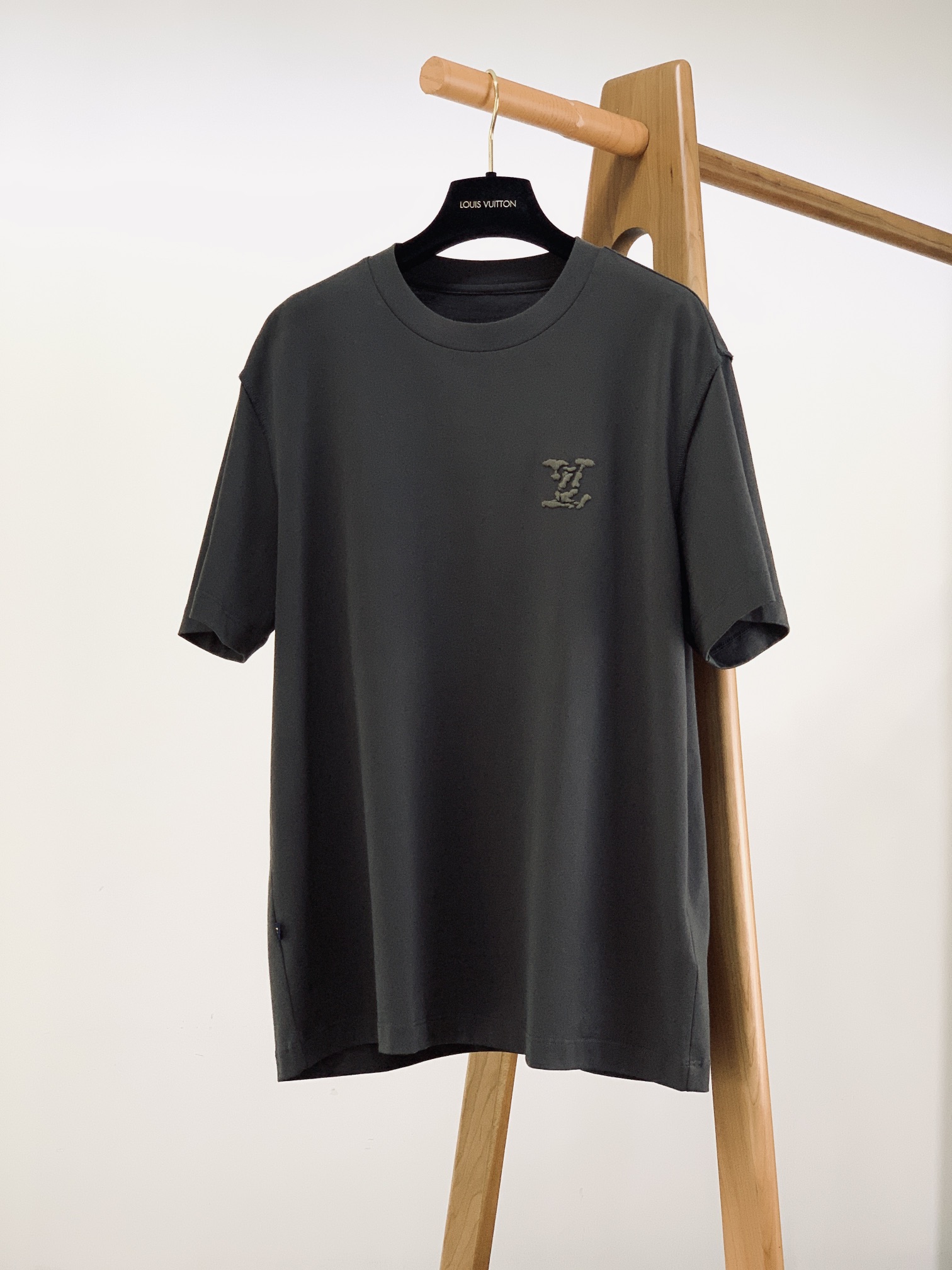 NO:124140,LouisVuitton The new favorite of the fashion industry!  Shows the luxury quality. Select high-quality fabrics to create, the perfect combination of luxury and fashion, and is famous for its exquisite craftsmanship and unique design concepts. This T-shirt perfectly combines the brand's classic elements with modern fashion, showing an unparalleled charm. Whether in formal occasions or casual time, you can exude confidence and elegance. It is not only a kind of dress, but also a reflection of a life attitude. Four-color recommendations ………………………………………………………………………………………………………………………………………………………………………………………………………………………………………………………………………………………………………………………………………………………………………………………………………………………………………………………………………………………………………………………………………………………………………………………………………………………………………………………………………………………………………………………………………………………………………………………………………………………………………………………………………………………………………………………………………………………………………………………………………………………………………………………………………………………………………19860909LouisVuitton 路易威登 时尚界的新宠儿！尽显奢华品质.甄选优质面料打造,奢华与时尚的完美结合,以其精湛的工艺和独特的设计理念闻名于世,这款T恤更是将品牌的经典元素与现代时尚完美融合,展现出无与伦比的魅力,无论是在正式场合还是休闲时光,都能让你散发出自信与优雅.它不仅是一种穿着,更是一种生活态度的体现.四色推荐 …………………………………………………… SizeM-5XL,,louis vuitton,louis vuitton,tees，t-shirt,alexander wang,Men's clothing