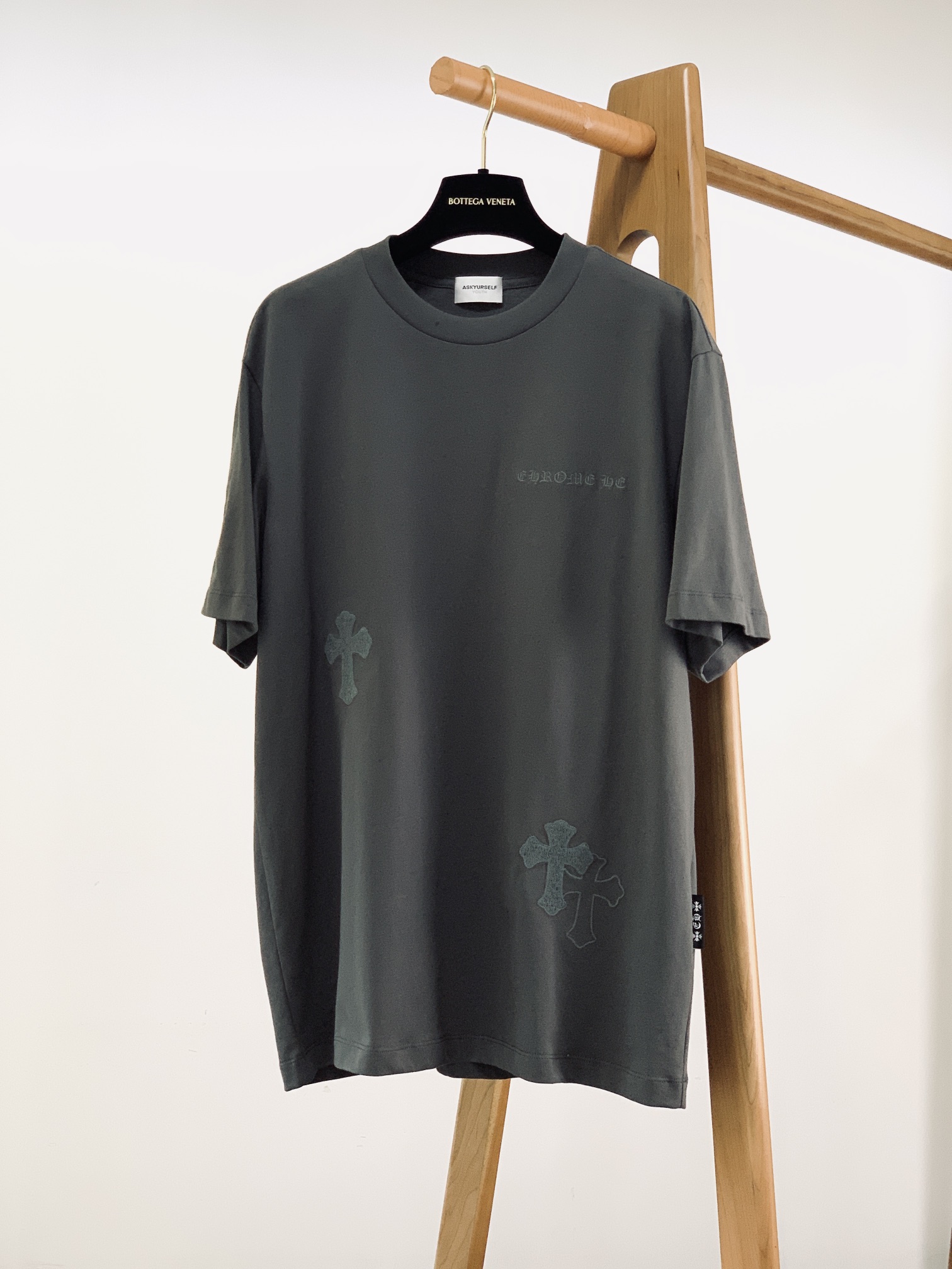 NO:125636,Chrome Hearts 2025SS spring and summer new product, fashionable high street short TEE, creating a logo element with full luxury, a must-have style for high-end temperament, a single item with a very tone and charm!  Customized 270,32 double-stranded hair medium-side long cotton T-shirt cloth, Sanskrit logo embroidery on the chest, classic horse hoof embroidery logo pattern with large sleeves, and side label embellishments, highlighting the designer's charm and artistic sense of modern art. It is an extremely luxurious high-end item, with a cool and stylish upper body, and three-color recommendations ………………………………………………………………………………………………………………………………………………………………………………………………………………………………………………………………………………………………………………………………………………………………………………………………………………………………………………………………………………………………………………………………………………………………………………………………………………………………………………………………………………………………………………………………………………………………………………………………………………………………………………………………………………………………………………………………………………………………………………………………………………………………………………………………………………………………………………………………………19860909Chrome Hearts 克罗心 2025SS春夏新品 时尚高街短TEE,奢华程度满分的logo元素打造,高端气质型必入的极品款式,一款极具腔调感与魅力的单品！定制270,32支双股毛中面长绒棉t恤布,胸前梵文标识刺绣,衣袖大身经典马蹄刺绣标识图案,侧边标签点缀,彰显出设计师对于现代艺术魅力与艺术感,属于极为奢华的高端单品,上身炫酷有型,三色推荐 …………………………………………………… SizeM-5XL,,chrome hearts,chrome hearts,tees，t-shirt,alexander wang,Men's clothing