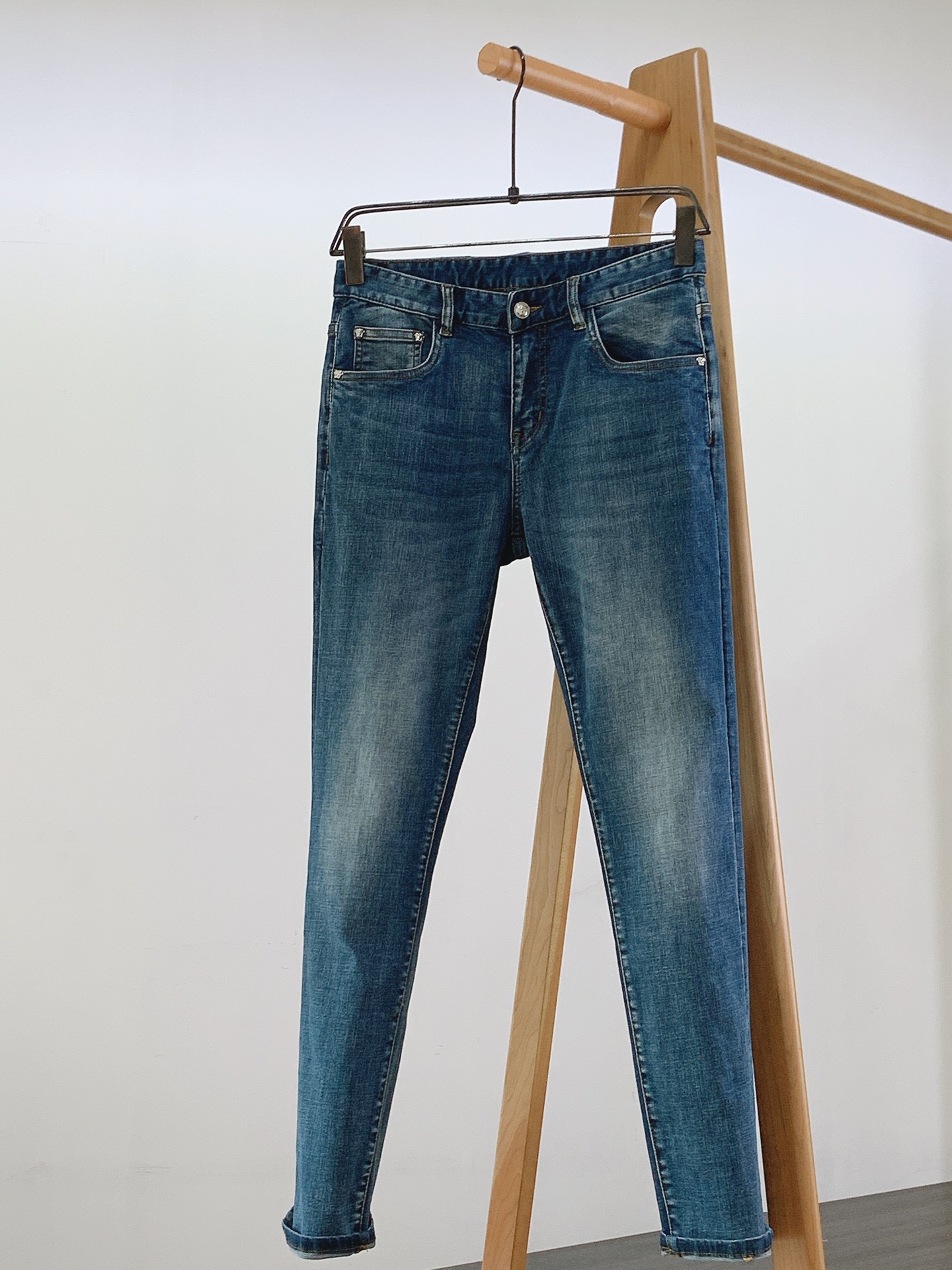 NO:122104,Versace 2025SS spring and summer new product, fashionable jeans, custom fabrics are softer and more comfortable than ordinary denim fabrics!  Super heavy industry washing process Double process washing whole pants, comfortable feel, delicateness and breathable effect are top-notch. Customer-supplied hardware and decorative accessories, super positive style, fashionable and stylish upper body ……………………………………………………………………………………………………………………………………………………………………………………………………………………………………………………………………………………………………………………………………………………………………………………………………………………………………………………………………………………………………………………………………………………………………………………………………………………………………………………………………………………………………………………………………………………………………………………………………………………………………………………………………………………………………………………………………………………………………………………………………………………………………………………………………………………………………………………………………………………………………………………………………………………………………………………………………………19860909Versace 范思哲 2025SS春夏新品 时尚牛仔裤,定制面料和一般牛仔布料比起来,更加柔软舒适！超重工洗水工艺 双工艺洗水 整条裤子,手感舒适,细腻程度与透气效果堪称顶级.客供五金装饰辅料,版型超正,上身时尚有型 …………………………………………………… Size29-38,,versace,versace,jeans,alexander wang,Men's clothing