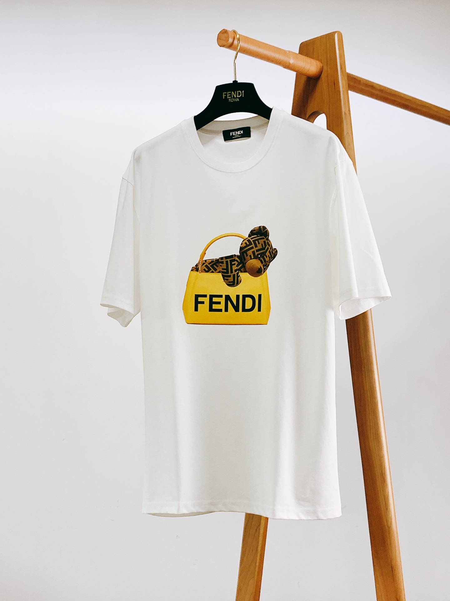 NO:484674,Fendi SS spring and summer new product Bear print short sleeves, exclusive custom double strand double yarn 280G pure cotton fabric, delicate feel, comfortable and breathable, digital positioning printing pattern on the chest, bright colors, realistic shape, and extremely high logo. The upper body is fashionable and versatile, two colors recommended …………………………………………………………………………………………………………………………………………………………………………………………………………………………………………………………………………………………………………………………………………………………………………………………………………………………………………………………………………………………………………………………………………………………………………………………………………………………………………………………………………………………………………………………………………………………………………………………………………………………………………………………………………………………………………………………………………………………………………………………………………………………………………………………………………………………………………………………………………………………………………………………………19860909Fendi 芬迪 SS春夏新品 小熊印花短袖,独家定制双股双纱280G纯棉面料,手感细腻,舒适透气,胸前数码定位印花图案,色彩鲜明,形态逼真,标识度极高.上身时尚百搭,两色推荐 …………………………………………………… SizeM-3XL,,fendi,fendi,T-shirt,alexander wang,Men's clothing