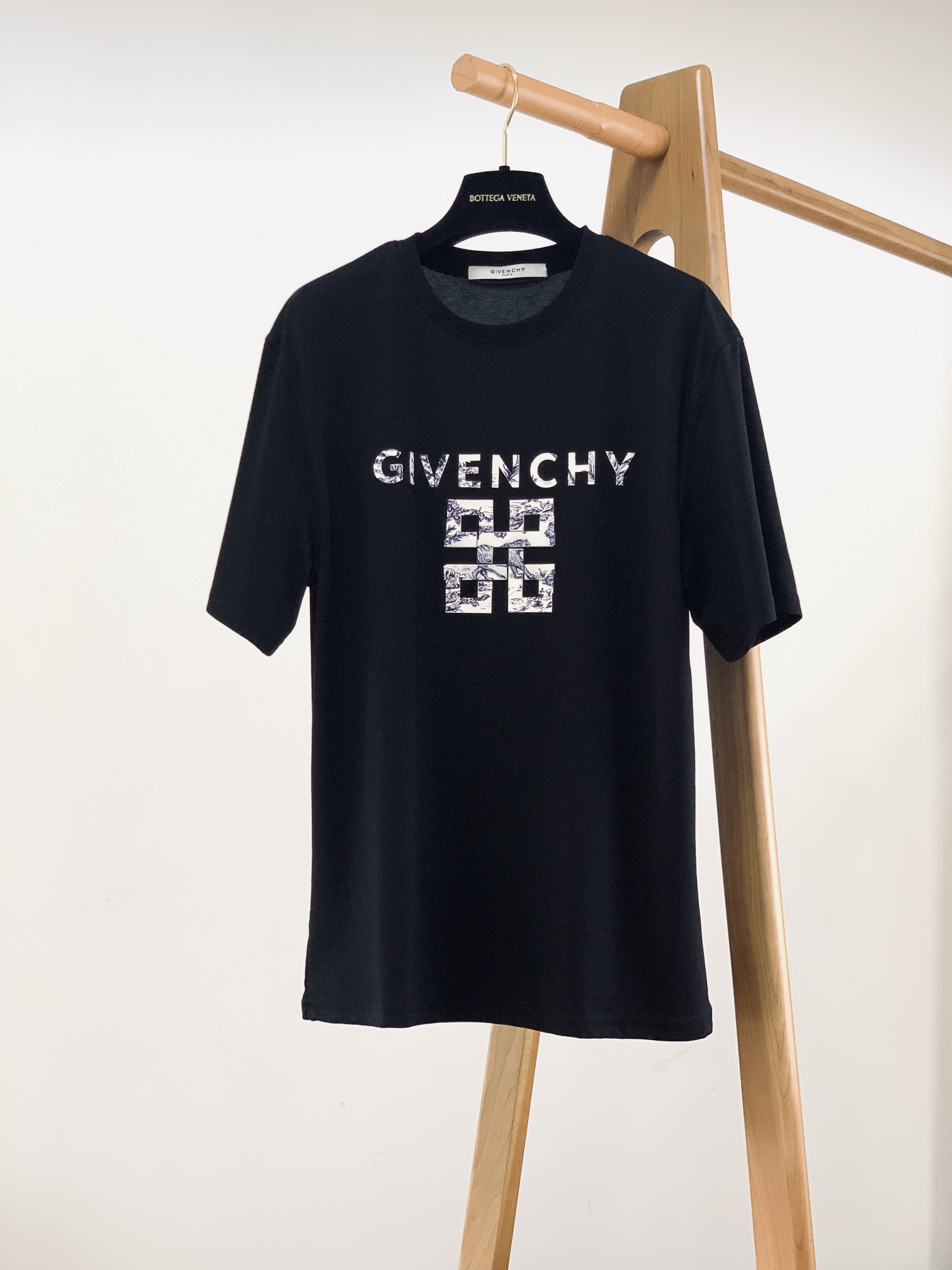 NO:484740,Givenchy SS spring and summer new product, classic logo short sleeves, perfectly conform to the latest series style fashion concepts, experience the latest style!  !  Pure cotton creates the inner inside, with 4G letter logo embossed on the chest. The comfort performance of the upper body is simply unstoppable, with a delicate and soft touch. The upper body has a straight and stylish style, the overall touch is extremely comfortable, and the skin-friendly effect is also excellent. The grade and charm are extremely outstanding, which can better highlight the brand specifications and your pursuit of fashion!  !  Two colors recommendation ……………………………………………………………………………… SizeM-3XL, given, given, T-shirt, alexander wang19860909Givenchy 纪梵希 SS春夏新品 经典标识短袖,完美的符合 最新系列风格的时尚理念,体验最新风情！！纯棉质打造内里,胸前浮雕4G字母标识,上身的舒适性能简直让人欲罢不能、触感细腻又柔软.上身版型挺拔有型,整体的触感极为舒适,亲肤效果也是极佳,档次与魅力更是极为的出色亮眼,更能够彰显品牌规格与你对于时尚的追求！！两色推荐 …………………………………………………… SizeM-3XL,,givenchy,givenchy,T-shirt,alexander wang,Men's clothing