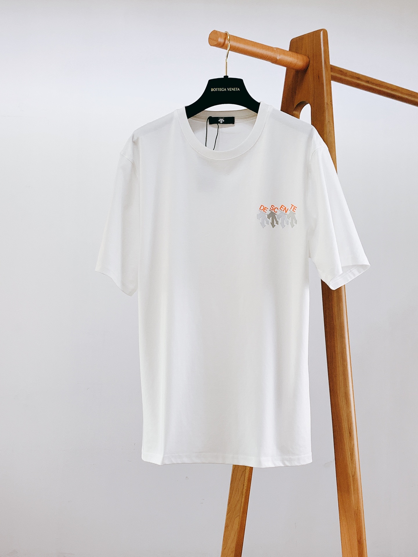 NO:121839,DESCENTE SS Spring and Summer New Products Casual Pull-on Short Sleeves, Printed Logo on the chest, extremely recognizable, perfectly in line with the latest series style fashion concepts, experience the latest style!  !  Selected high-stack pure cotton fabric, the comfort performance of the upper body is simply unstoppable, the touch is delicate and soft, the upper body is upright and stylish, the overall touch is extremely comfortable, the skin-friendly effect is also excellent, the grade and charm are extremely outstanding, and it can better demonstrate the brand specifications and your pursuit of fashion!  !  Small wide version, two colors recommended ………………………………………………………………………………………………………… SizeM-XXL, T-shirt, alexander wang19860909DESCENTE 迪桑特 SS春夏新品 休闲套头短袖,胸前印花标识,辨识度极高,完美的符合 最新系列风格的时尚理念,体验最新风情！！甄选高支纯棉面料,上身的舒适性能简直让人欲罢不能、触感细腻又柔软,上身版型挺拔有型,整体的触感极为舒适,亲肤效果也是极佳,档次与魅力更是极为的出色亮眼,更能够彰显品牌规格与你对于时尚的追求！！微阔版型,两色推荐 …………………………………………………… SizeM-XXL,,T-shirt,alexander wang,Men's clothing