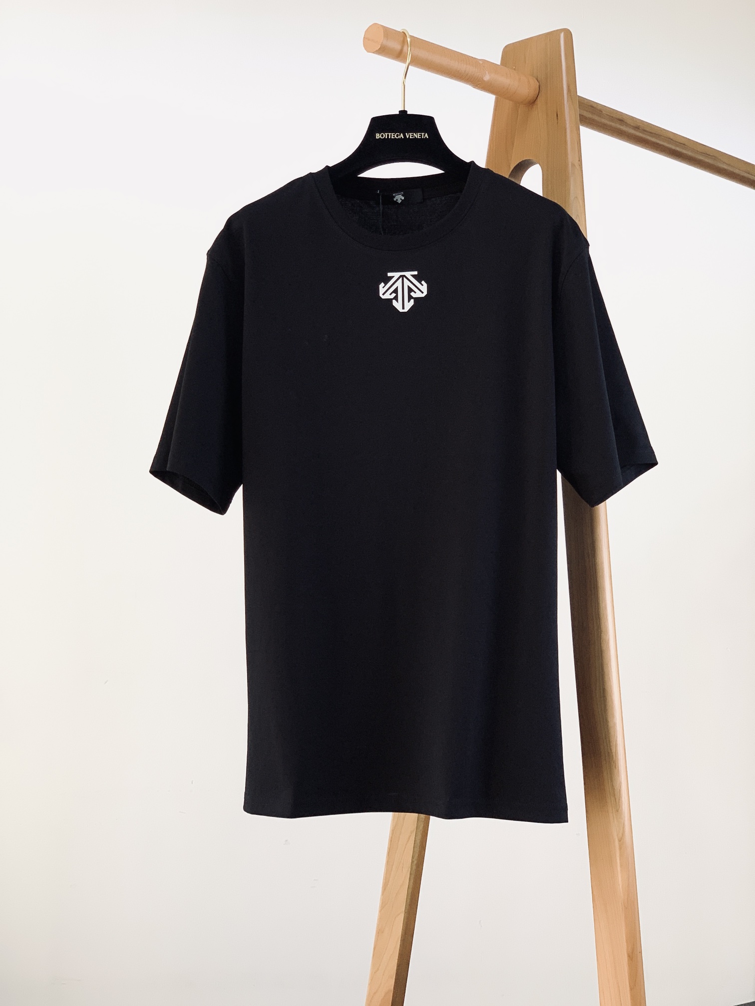 NO:121830,DESCENTE SS Spring and Summer New Product Casual Pullover Short Sleeve, Reliable Laser Logo with Front and Back Relief, Very Recognizable, Perfectly in line with the latest series of fashion concepts, and experience the latest styles!  !  Selected high-stack pure cotton fabric, the comfort performance of the upper body is simply unstoppable, the touch is delicate and soft, the upper body is upright and stylish, the overall touch is extremely comfortable, the skin-friendly effect is also excellent, the grade and charm are extremely outstanding, and it can better demonstrate the brand specifications and your pursuit of fashion!  !  Small wide version, two colors recommended ………………………………………………………………………………………………………… SizeM-XXL, T-shirt, alexander wang19860909DESCENTE 迪桑特 SS春夏新品 休闲套头短袖,前后浮雕镭射标识,辨识度极高,完美的符合 最新系列风格的时尚理念,体验最新风情！！甄选高支纯棉面料,上身的舒适性能简直让人欲罢不能、触感细腻又柔软,上身版型挺拔有型,整体的触感极为舒适,亲肤效果也是极佳,档次与魅力更是极为的出色亮眼,更能够彰显品牌规格与你对于时尚的追求！！微阔版型,两色推荐 …………………………………………………… SizeM-XXL,,T-shirt,alexander wang,Men's clothing