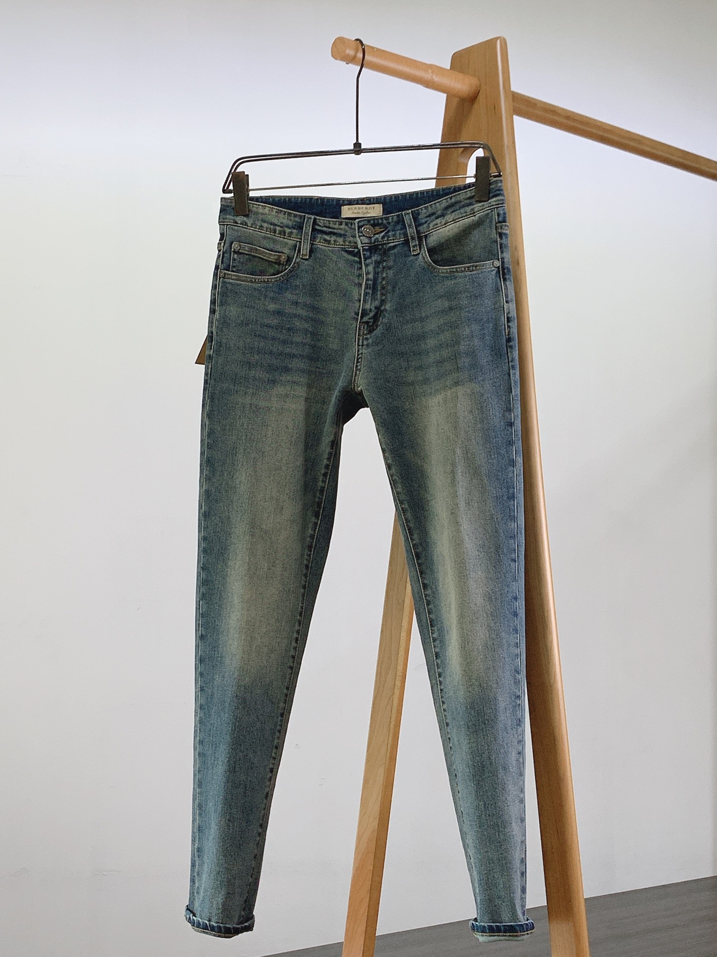 
Burberry 巴宝莉 2025SS早春新品 
时尚休闲牛仔裤👖，进口水洗弹力面料，上身舒适透气有弹