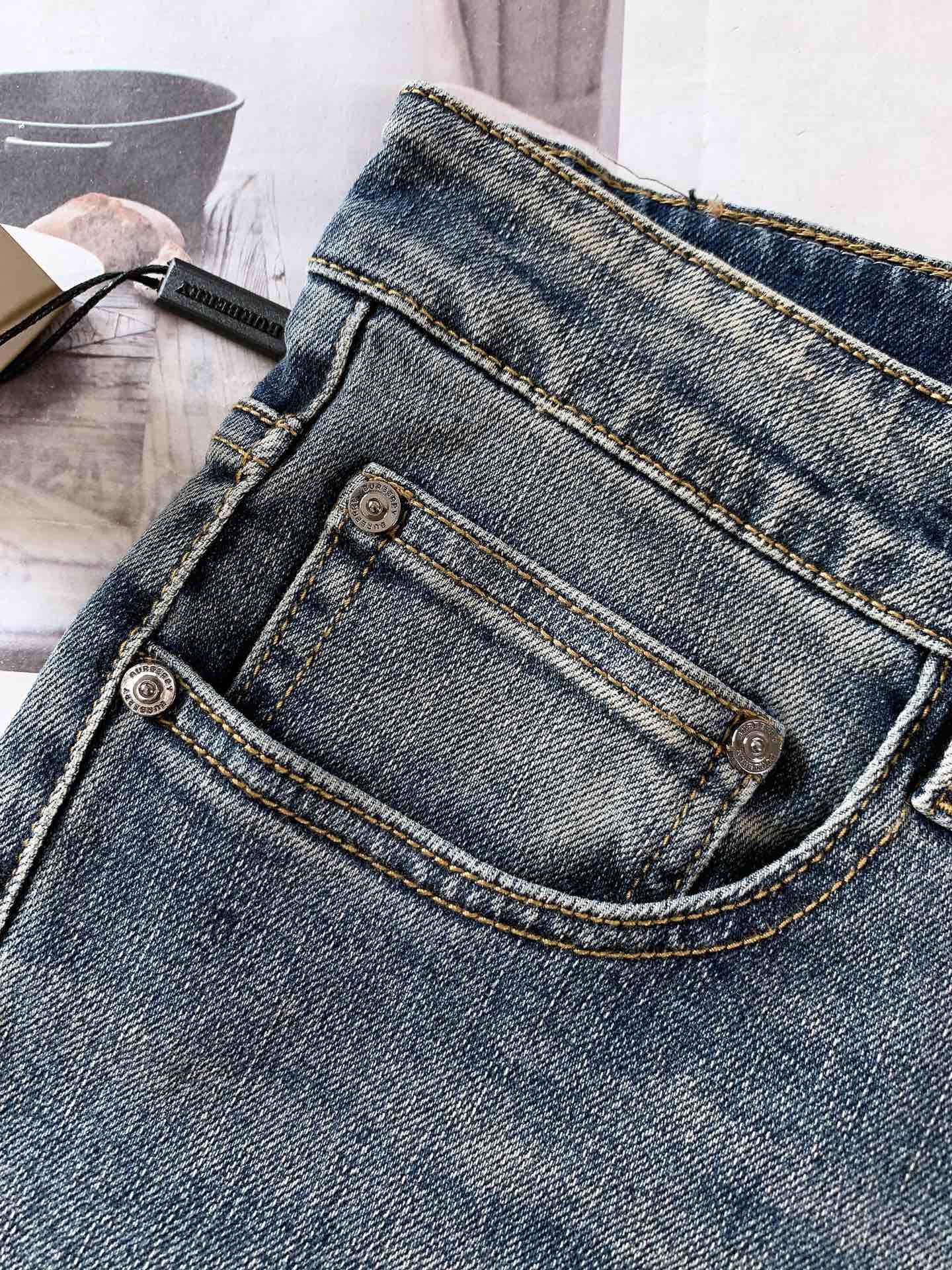 
Burberry 巴宝莉 2025SS早春新品 
时尚休闲牛仔裤👖，进口水洗弹力面料，上身舒适透气有弹