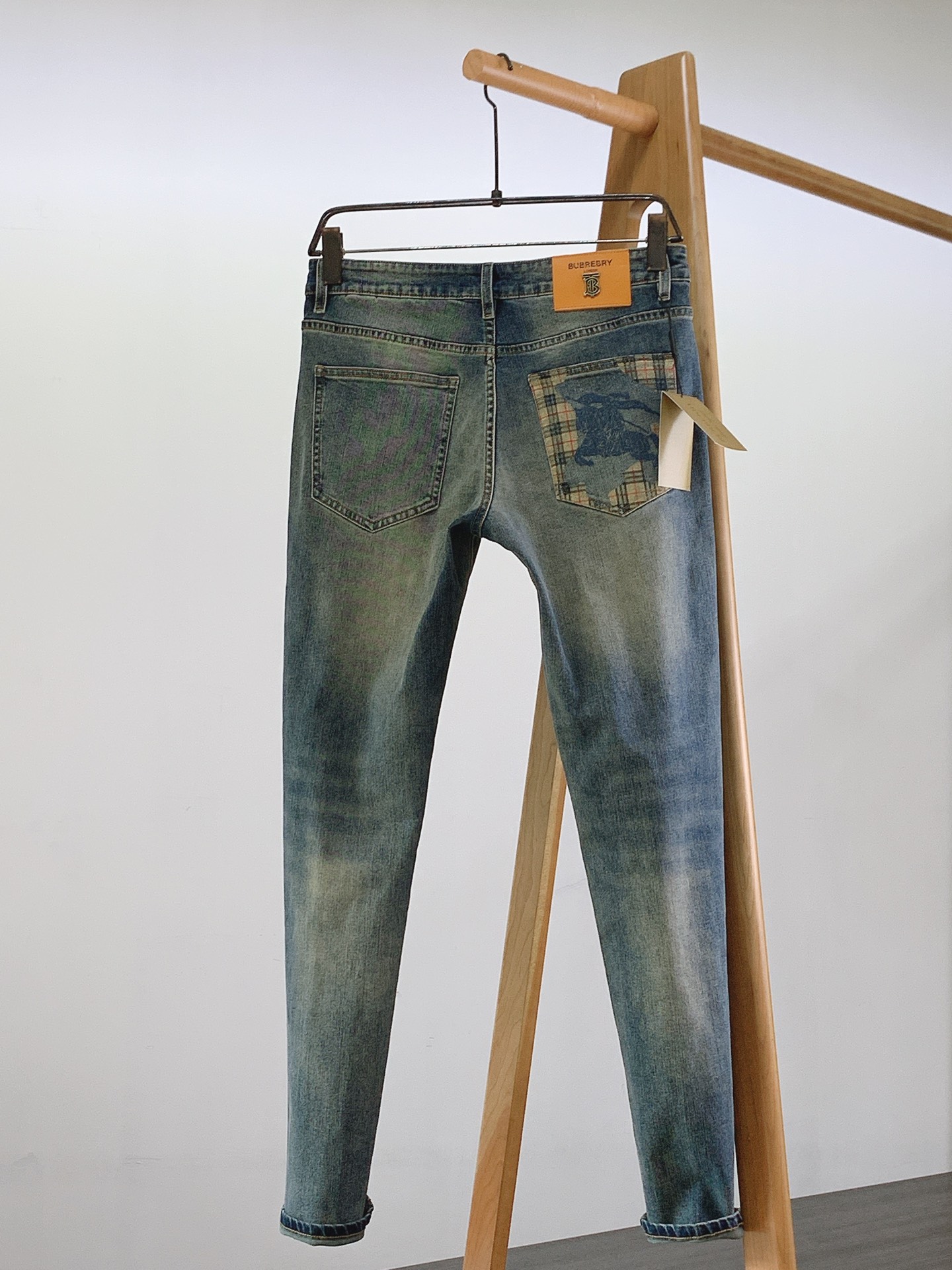 
Burberry 巴宝莉 2025SS早春新品 
时尚休闲牛仔裤👖，进口水洗弹力面料，上身舒适透气有弹