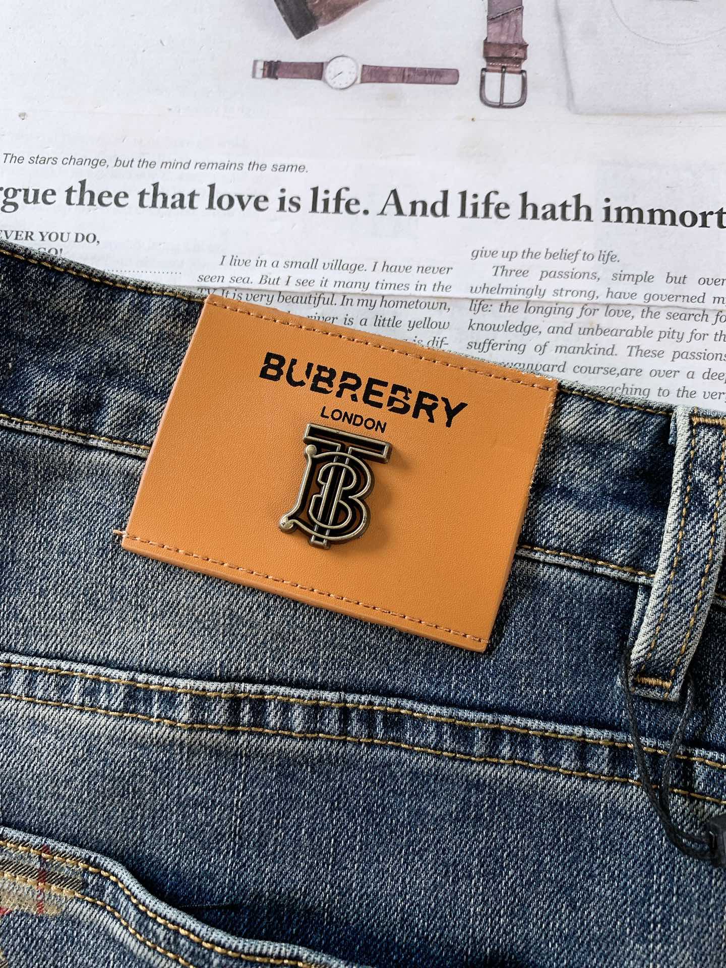 
Burberry 巴宝莉 2025SS早春新品 
时尚休闲牛仔裤👖，进口水洗弹力面料，上身舒适透气有弹