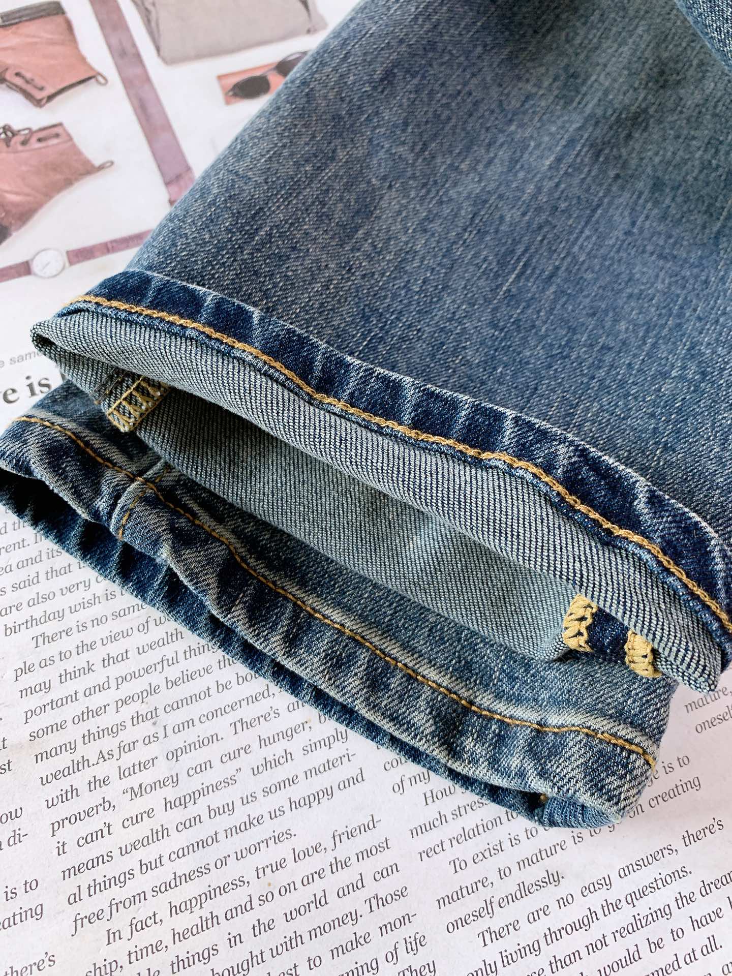 
Burberry 巴宝莉 2025SS早春新品 
时尚休闲牛仔裤👖，进口水洗弹力面料，上身舒适透气有弹