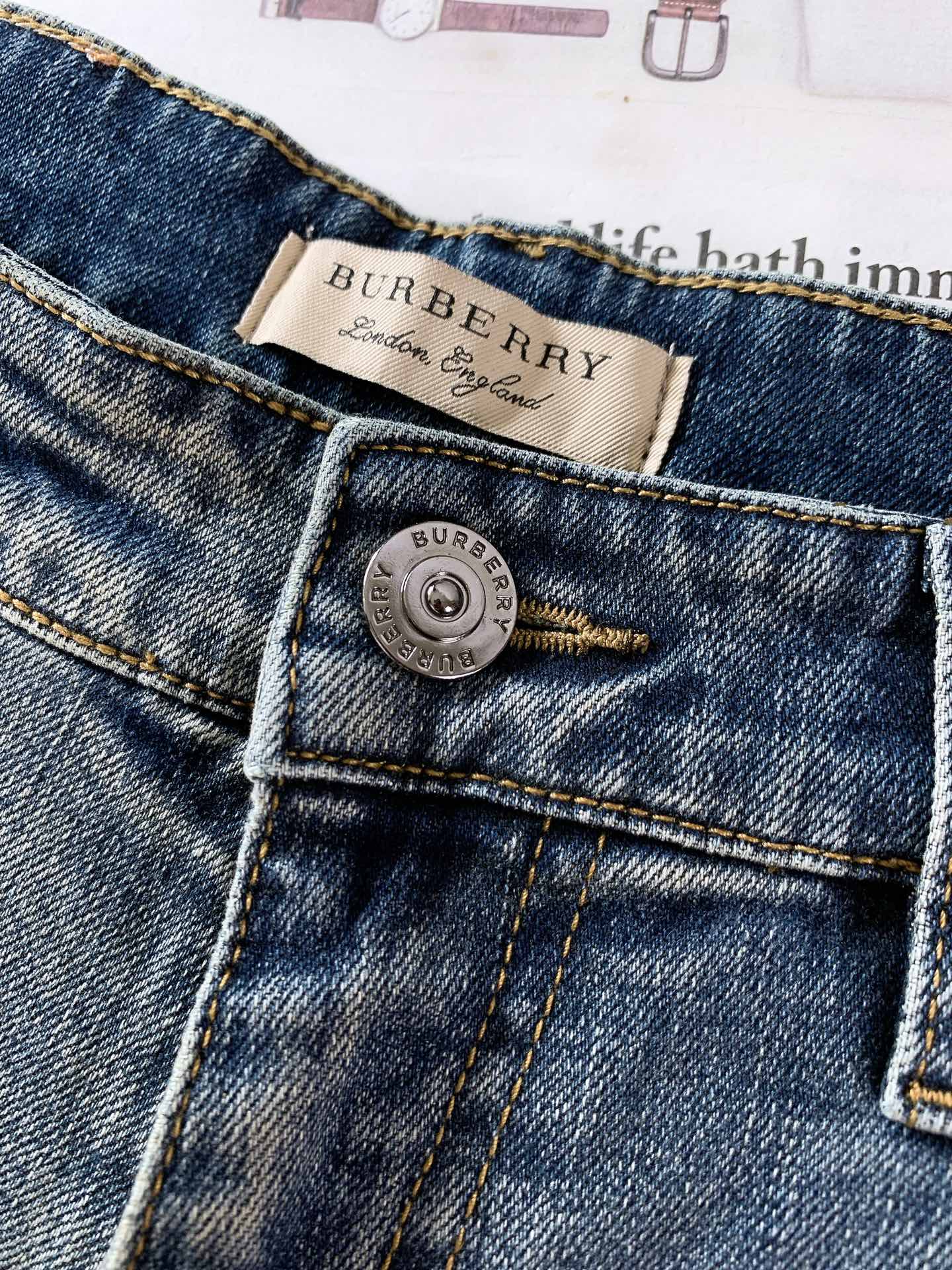 
Burberry 巴宝莉 2025SS早春新品 
时尚休闲牛仔裤👖，进口水洗弹力面料，上身舒适透气有弹