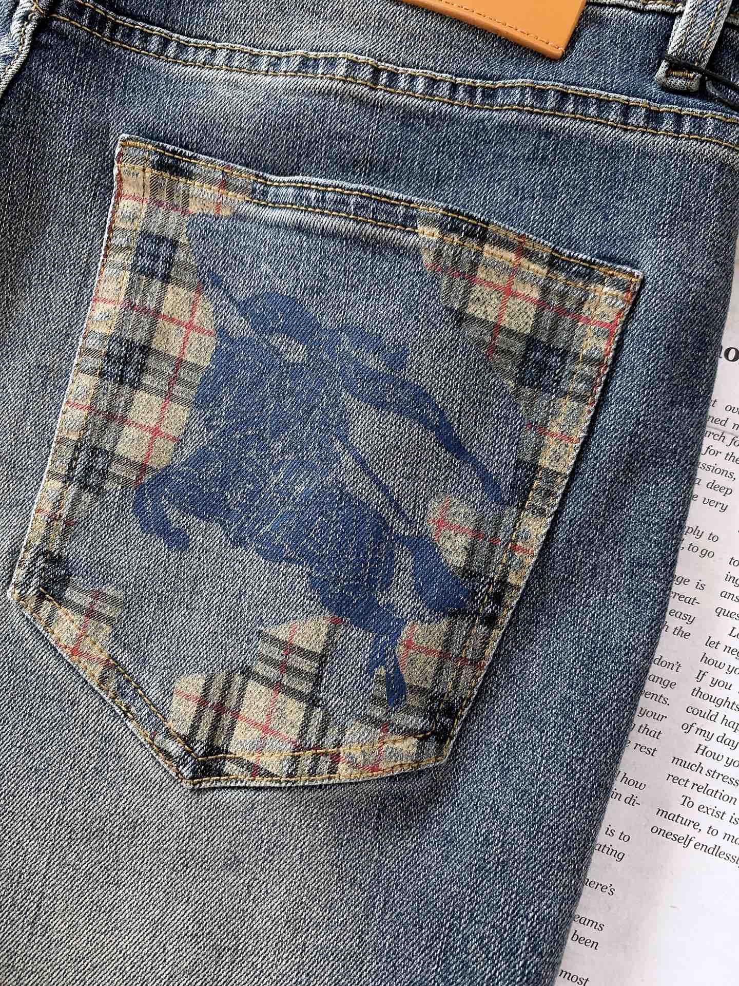 
Burberry 巴宝莉 2025SS早春新品 
时尚休闲牛仔裤👖，进口水洗弹力面料，上身舒适透气有弹
