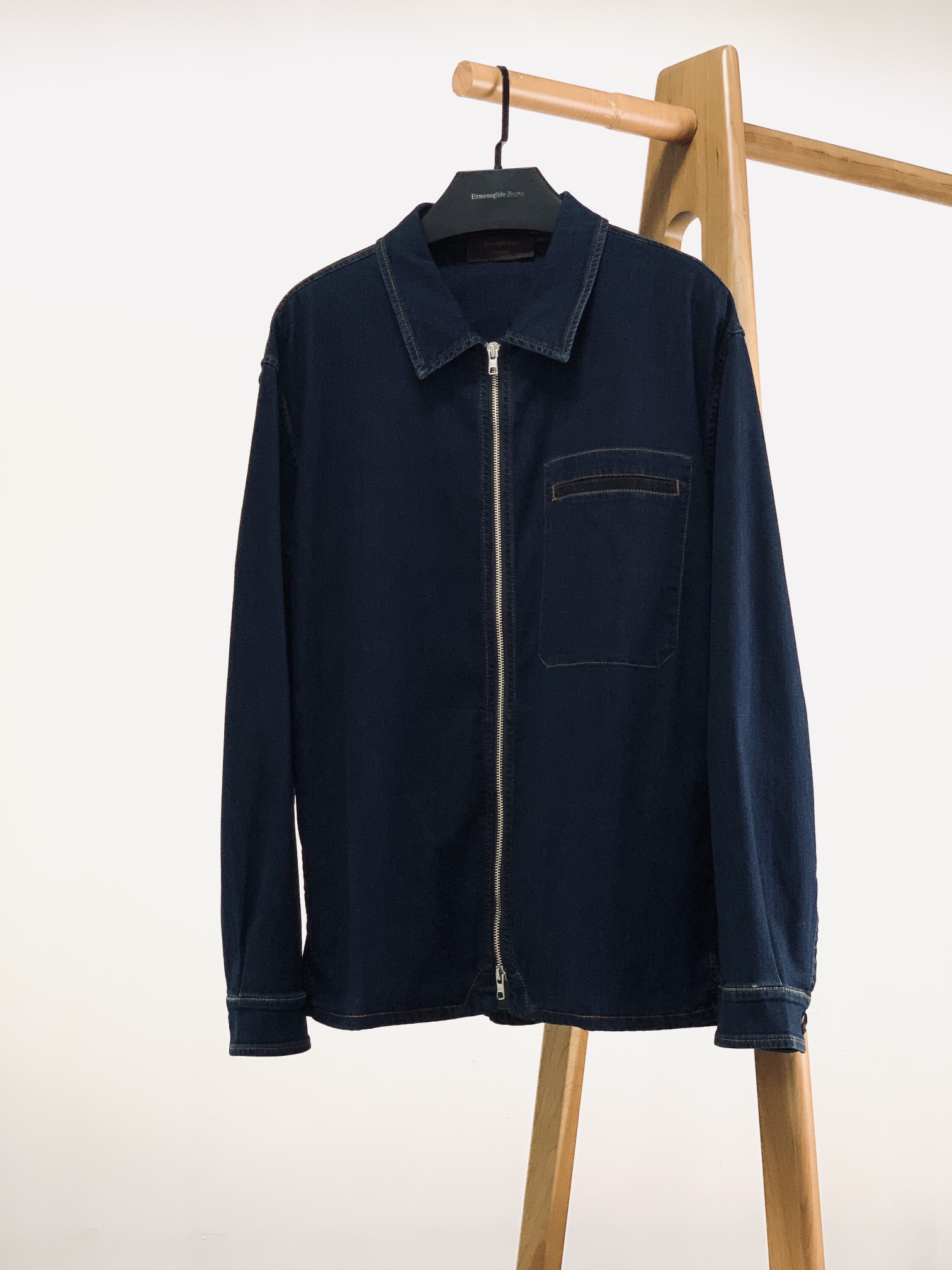 NO:119040,Ermenegildo Zegna men's mulberry silk lysel heavy tannin fabric work style double zipper denim jacket jacket About style and design Production of Z, a denim jacket with work attributes, Vintage's indigo color, paired with retro brown bright lines, plus a loose and fine silhouette style, you can easily wear the casual and sexy Clean fit. The neat lapel, minimalist lines, and double zipper placket design can bring more layering to the outfit. The pocket outline outlined by the left chest is outlined, the bag design   contrasting color bag mouth is more suitable for the overall work tone. The side contour is moved forward, and the insertion bag is invisible in the vertical cut contour line, and the side slit details are detailed.  The minimalist and versatile dark blue denim denim keeps the purest appearance of ancient woven fabrics. Natural stone grinding light fermentation and washing water, light color, no grinding and whitening, no additional craftsmanship. The dark blue denim is very clean and high-end, thin and soft, slightly elastic and skin-friendly, with a skeleton-like feel and supportive, and the upper body shape is immediately visible. About fabrics and craftsmanship 70 cotton 11 polyester fiber 7 mulberry silk 4 day silk leisel 1 leisel, ultra-fine fine cotton yarn blended, the cloth surface is tight, thin and soft and skin-skinned, blended mulberry silk and tensel leisel, making the texture of denim denim a level, light and comfortable, natural and refreshing, moisture absorption and heat dissipation, breathable and skin-friendly. The zipper is customized for Ideal, with light craftsmanship inside and out, and the placket is finely wrapped. S bust 114 shoulder width 50 sleeve length 60 garment length 74.  M bust 118 shoulder width 51 sleeve length 61 clothes 75.L bust 122 shoulder width 52 sleeve length 62 clothes 76.XL bust 126 shoulder width 53 sleeve length 63 clothes 77.2XL bust 130 shoulder width 54 sleeve length 64 clothes 78 ………………………………………………………………………………………………………………………………………………………………………………………………………………………………………………………………………………………………………………………………………………………………………………………………………………………………………………………………………………………………………………………………………………………………………………………………………………………………………………………………………………………………………………………………………………………………………………………………………………………………………………………………………………………………………………………………………………………………………………………………………………………………………………………………………………………………………………………………………………………………19860909Ermenegildo Zegna 男款桑蚕丝莱赛尔重磅丹宁面料工装风双拉链牛仔夹克外套 关于款式及设计 Z家出品,工装属性的牛仔外套,Vintage的靛蓝色系,搭配复古的棕色明线,加上松量正好的微廓版型,可以轻松穿搭出Clean fit的随性感.利落翻领,极简线条,双拉链门襟的设计,可以给穿搭带来更多的层次感.左胸明线勾勒的口袋轮廓,挖袋设计 撞色袋口更贴合整体的工装调性.侧身轮廓做了前移设计,插袋隐形在立裁轮廓线中,侧身小开衩细节. 极简且百搭的深蓝色系丹宁牛仔,保持古法织布最纯粹的模样,自然石磨轻酵洗水,落色轻微,无磨白无附加工艺,深蓝系的牛仔布干净得很高级,薄质柔软,微弹亲肤,有骨架感且有支撑度,上身型款立显. 关于面料及工艺 70棉11聚酯纤维7桑蚕丝4天丝莱赛尔1莱卡,超细精纺棉纱混纺,布面紧实,薄软有骨感,混纺了桑蚕丝和天丝莱赛尔,使得牛仔丹宁的质感提升一个段位,轻盈舒适,自然清爽,吸湿散热,透气亲肤.拉链为Ideal定制,内里来去缝做光工艺,门襟处精细包边. S胸围114肩宽50袖长60衣长74. M胸围118肩宽51袖长61衣长75.L胸围122肩宽52袖长62衣长76. XL胸围126肩宽53袖长63衣长77. 2XL胸围130肩宽54袖长64衣长78 …………………………………………………… SizeS-XXL,,christian louboutin,jackets & coats,jackets & coats,alexander wang,Men's clothing