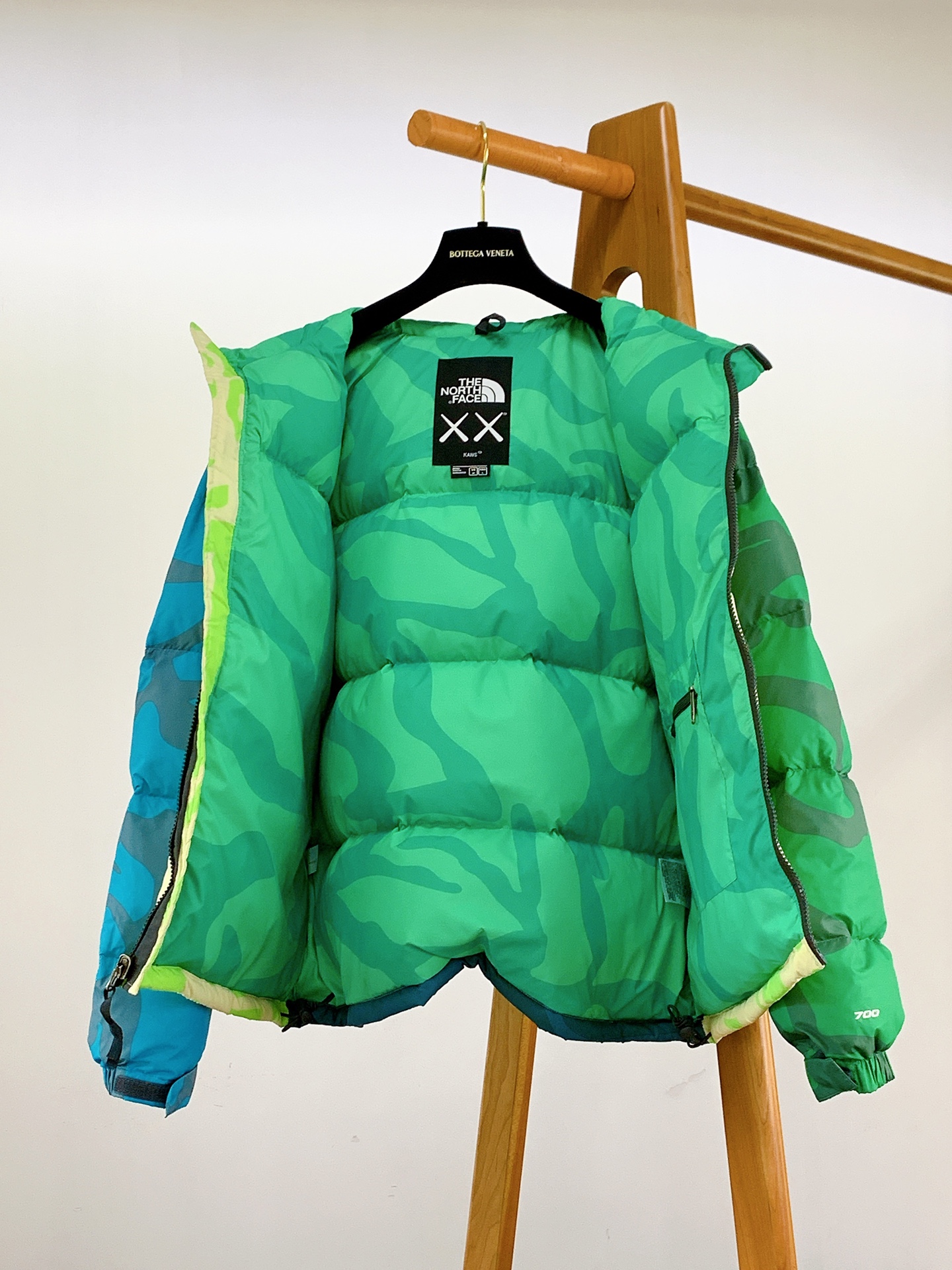 TheNorthFace北面️KAWS考斯XX联名款美版可收纳连帽羽绒服700蓬男女同款原版购入样衣复刻