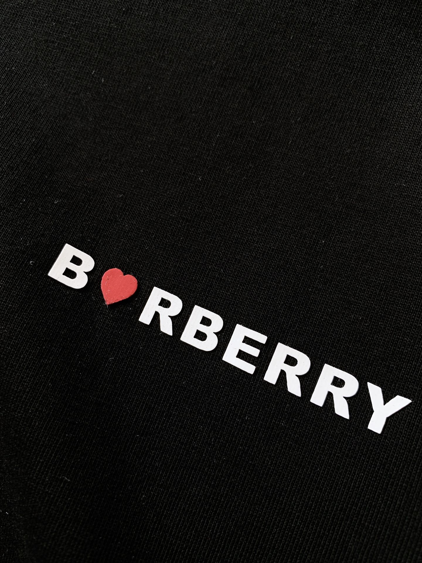 Burberry巴宝莉2024FW早秋新品七夕限定款圆领T恤经典战马标志爱心️图案合体的版型面料采用高支