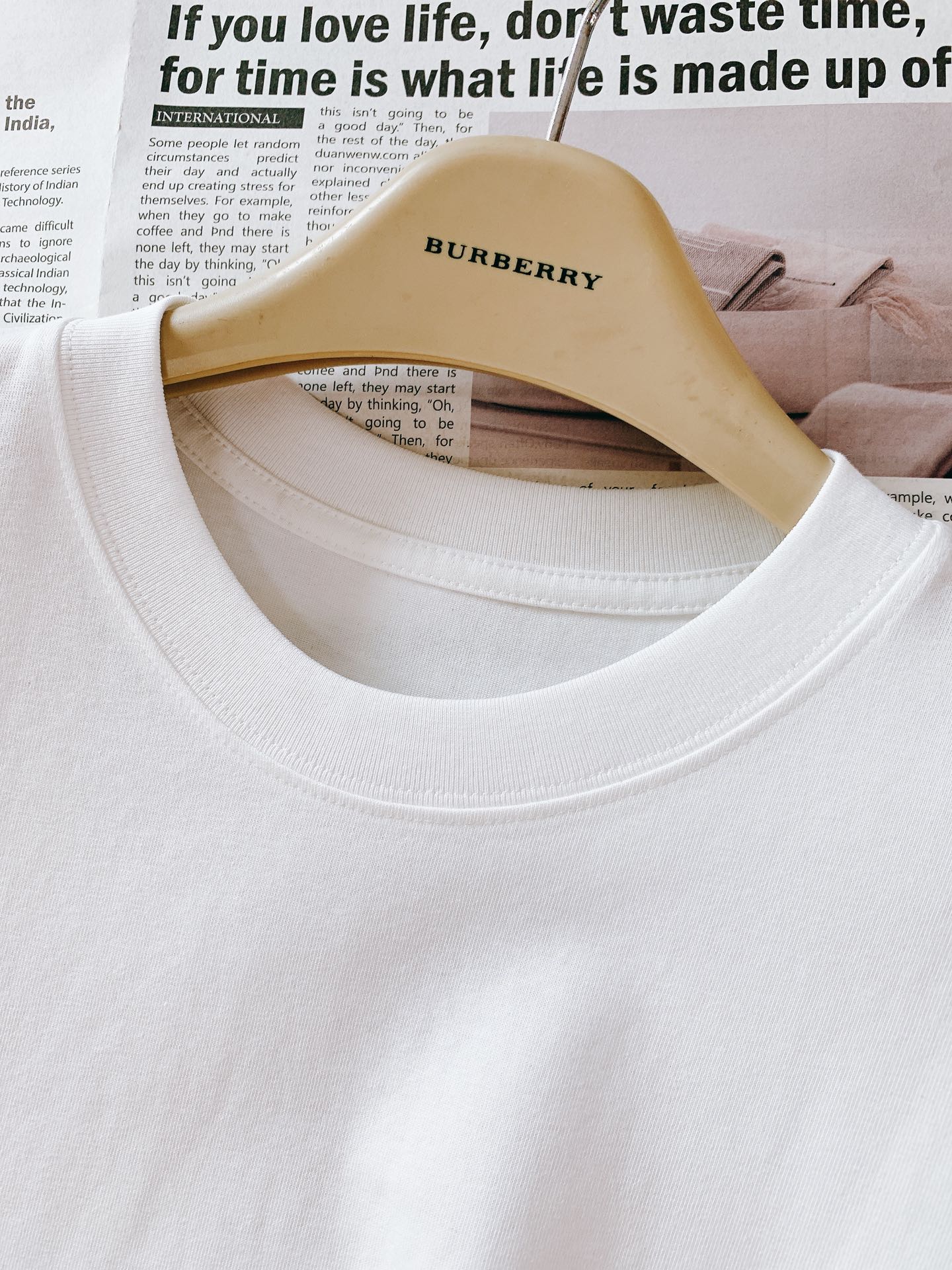 Burberry巴宝莉2024FW早秋新品七夕限定款圆领T恤经典战马标志爱心️图案合体的版型面料采用高支