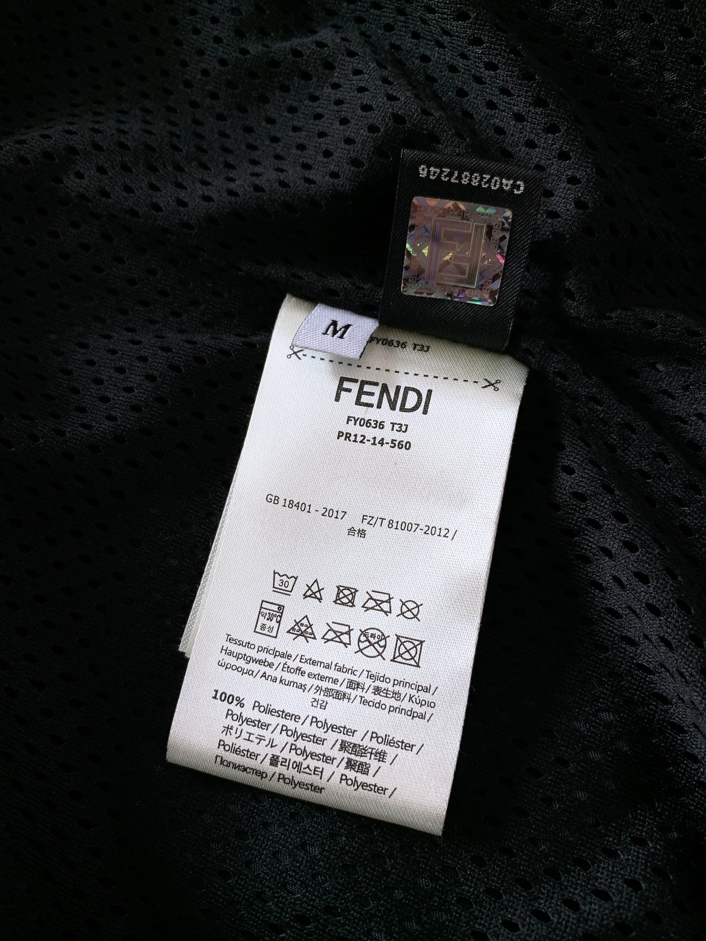 Fendi芬迪2024FW早秋新品满印提花夹克面料采用了双层棉质复合面料指的是由两层棉质面料通过特殊工艺