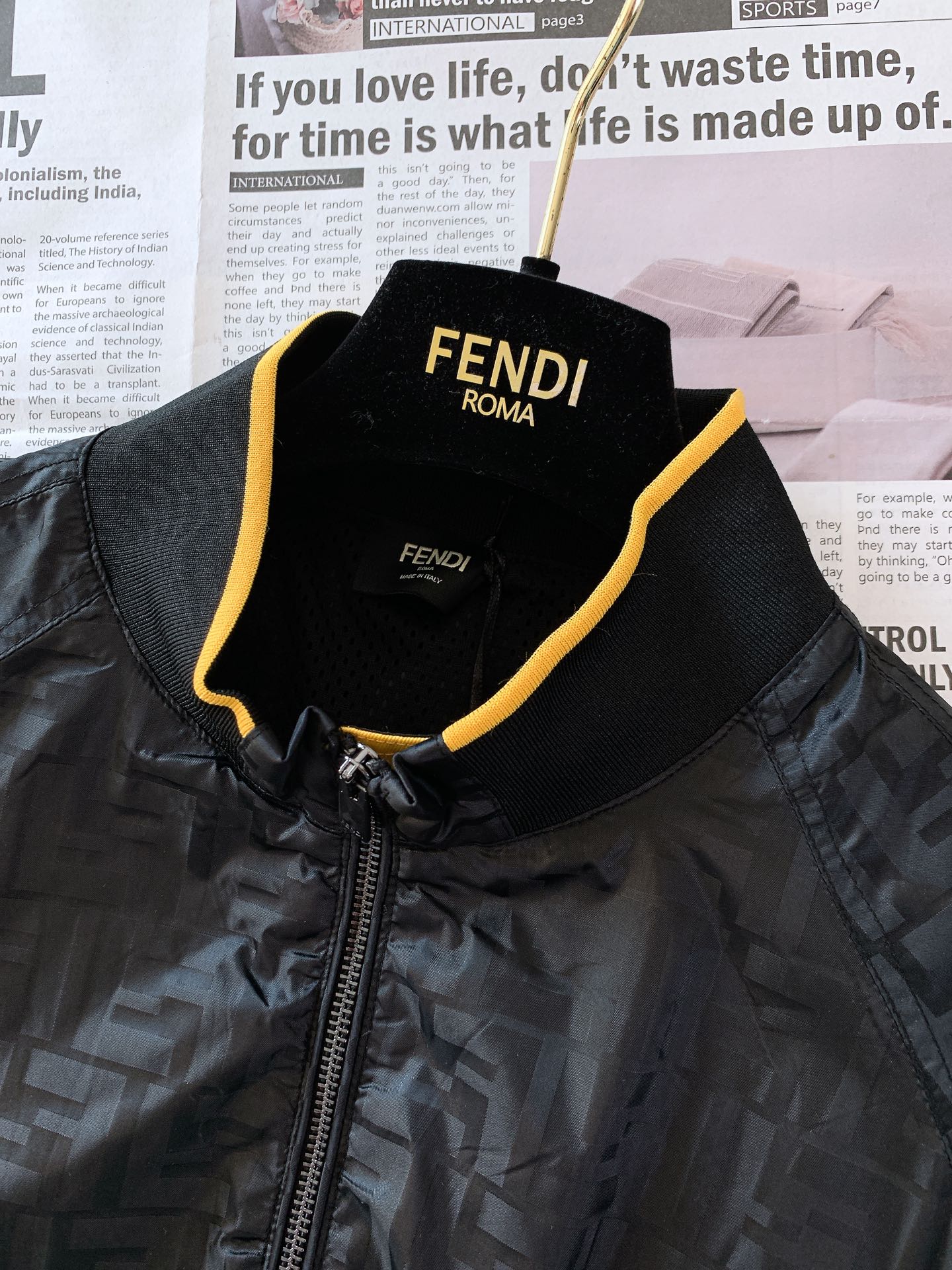 Fendi芬迪2024FW早秋新品满印提花夹克面料采用了双层棉质复合面料指的是由两层棉质面料通过特殊工艺