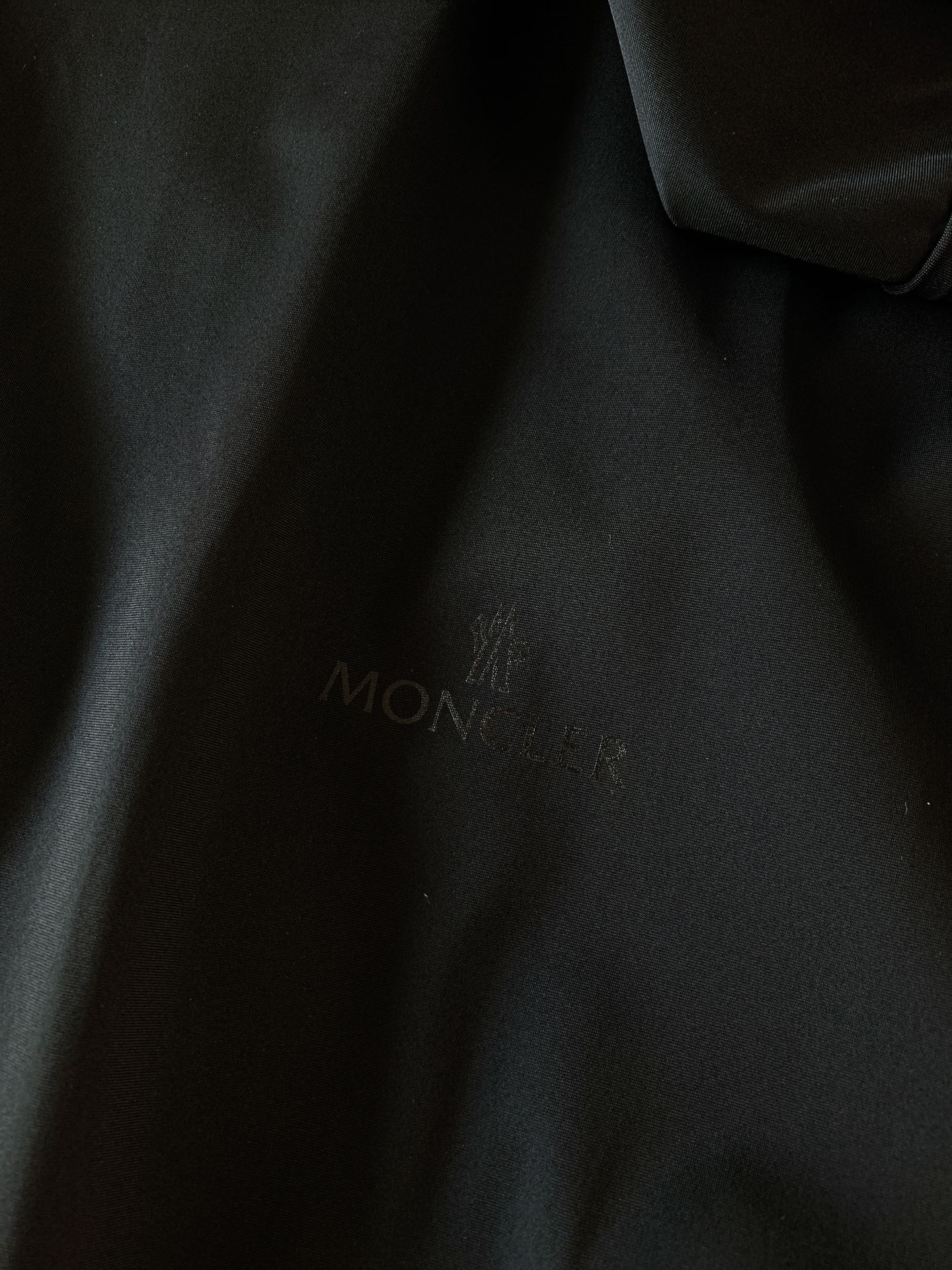 Moncler蒙口2024FW早秋新品户外防水连帽夹克贸易公司渠道稀出原厂代工出品该款夹克外层超柔聚酯纤