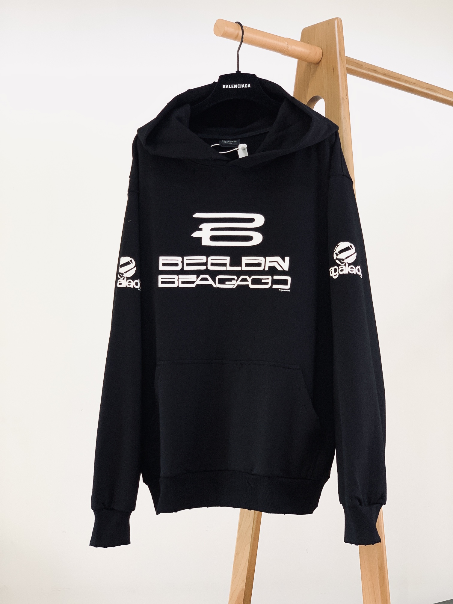 巴黎世家2024FW秋冬新品AIGENERATEDHOODIE系列连帽卫衣前后面左右袖釆用新LOGO印花