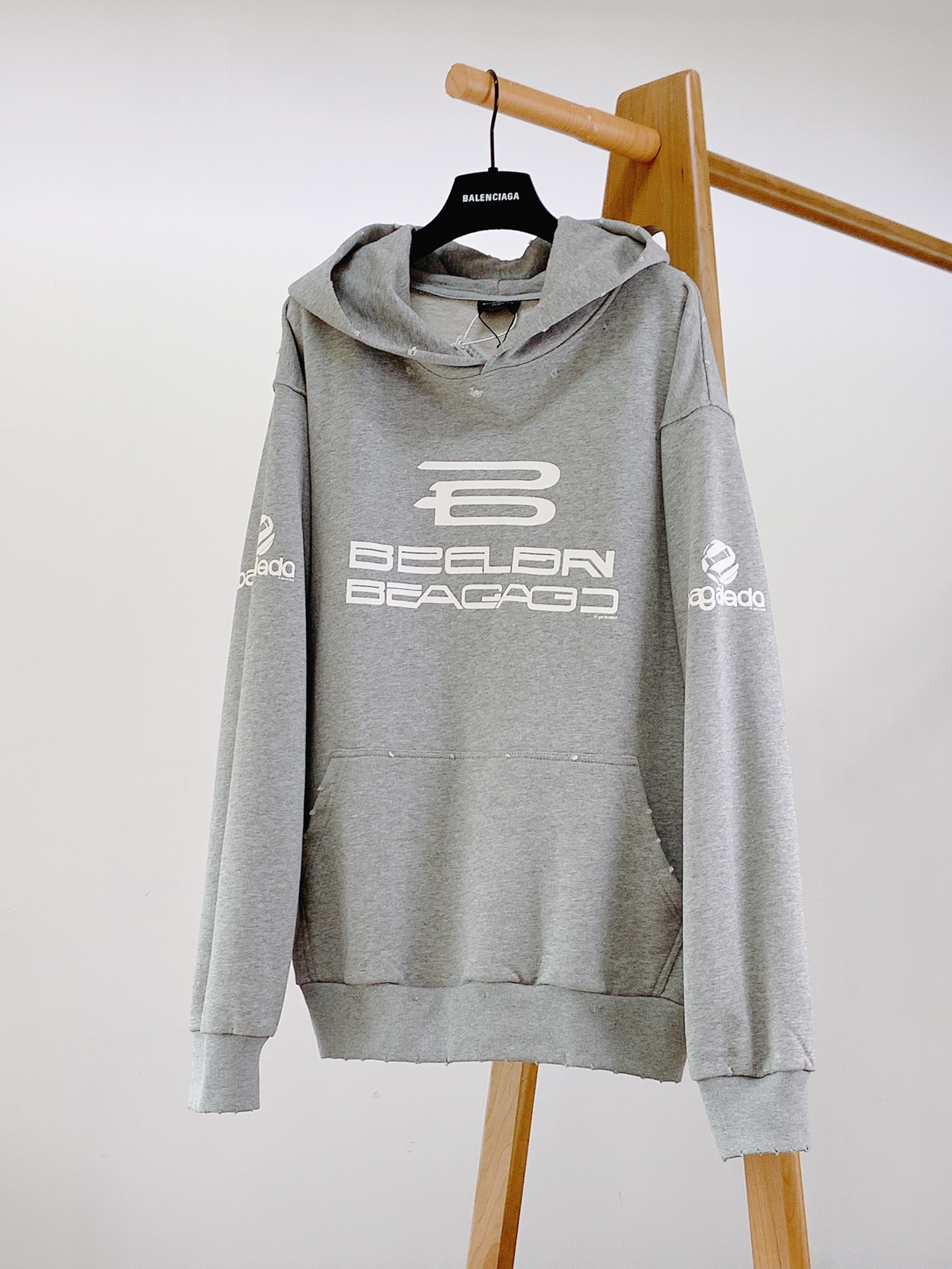 巴黎世家2024FW秋冬新品AIGENERATEDHOODIE系列连帽卫衣前后面左右袖釆用新LOGO印花