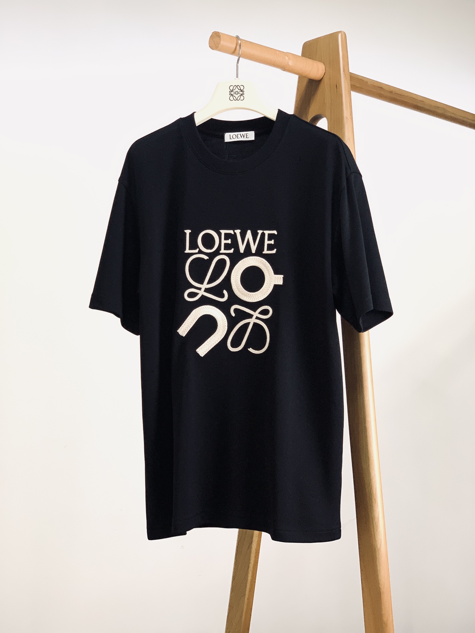 Loewe罗意威2024FW早秋新品圆领打底T恤立体感logo微廓形半袖打底T恤定制雪柔棉打造手感面糯有