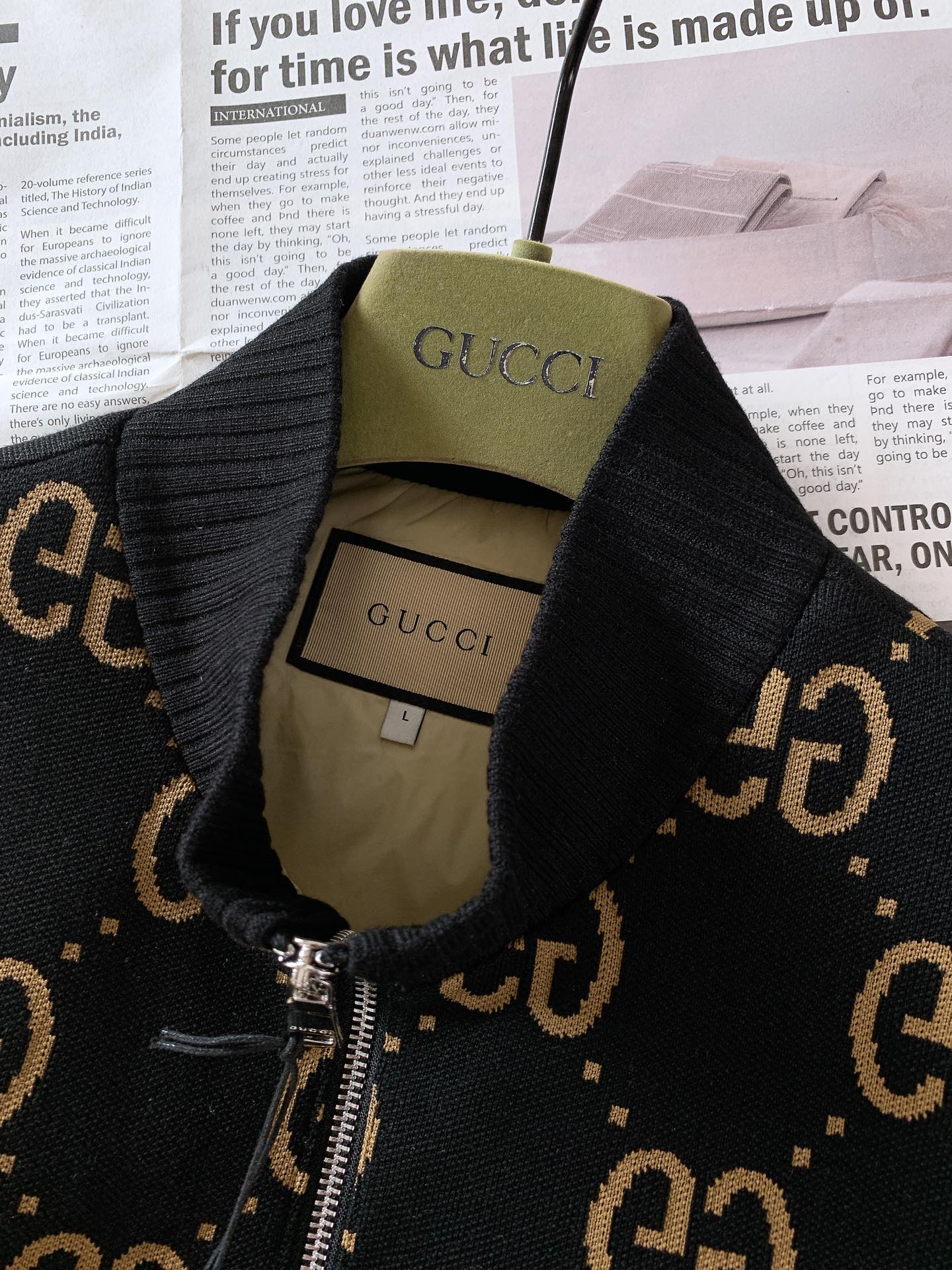 Gucci古驰2024AW秋冬新品GG提花羽绒马甲这款无袖夹克通体饰以同色调GG印花致敬经典图案采用保暖