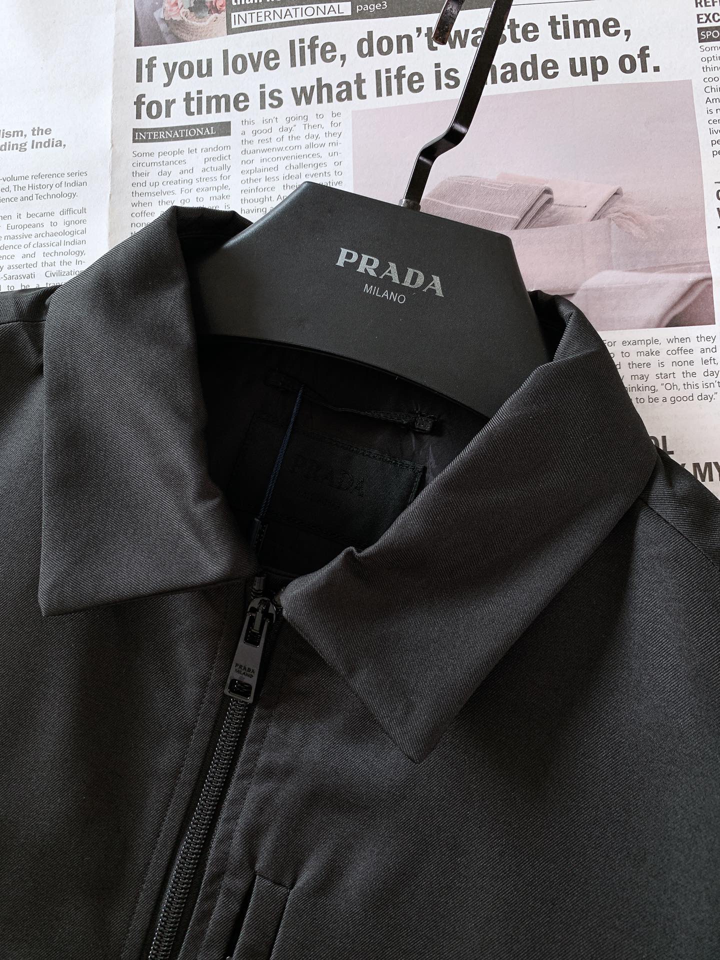 Prada普拉达2024FW秋冬新品尼龙防风外套整件衣服采用三层面料第一层采用斜纹天丝料第二层采用35D