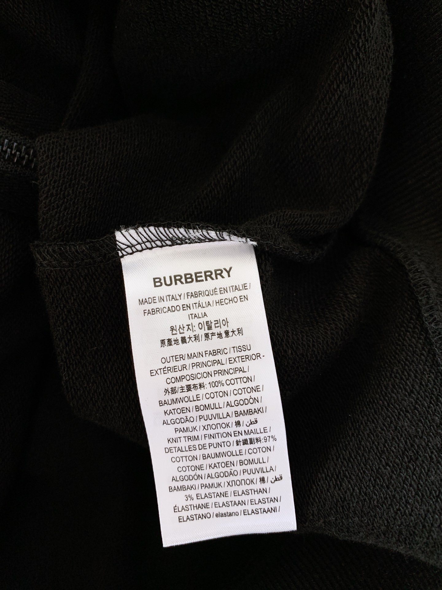 Burberry巴宝莉格纹棉质混纺拉链连帽卫衣经典廓形连帽衫采用翻面绒棉质混纺面料打造搭配对比感法兰绒格