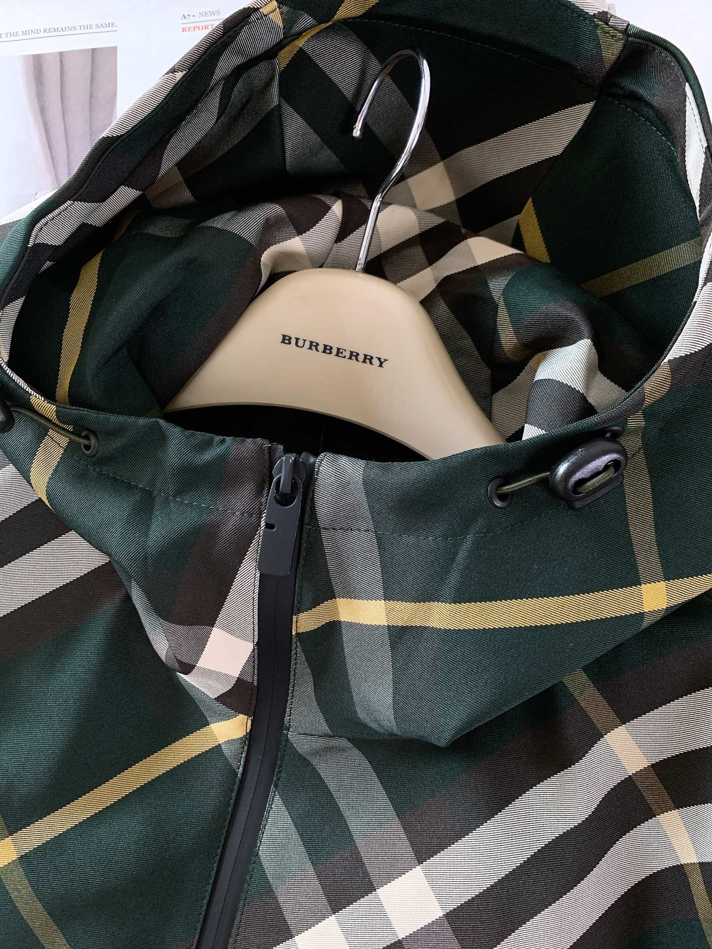 Burberry巴宝莉2024FW早秋新品连帽格纹外套这款装饰精纺Bur格纹印花背部点缀马术骑士烧花徽标