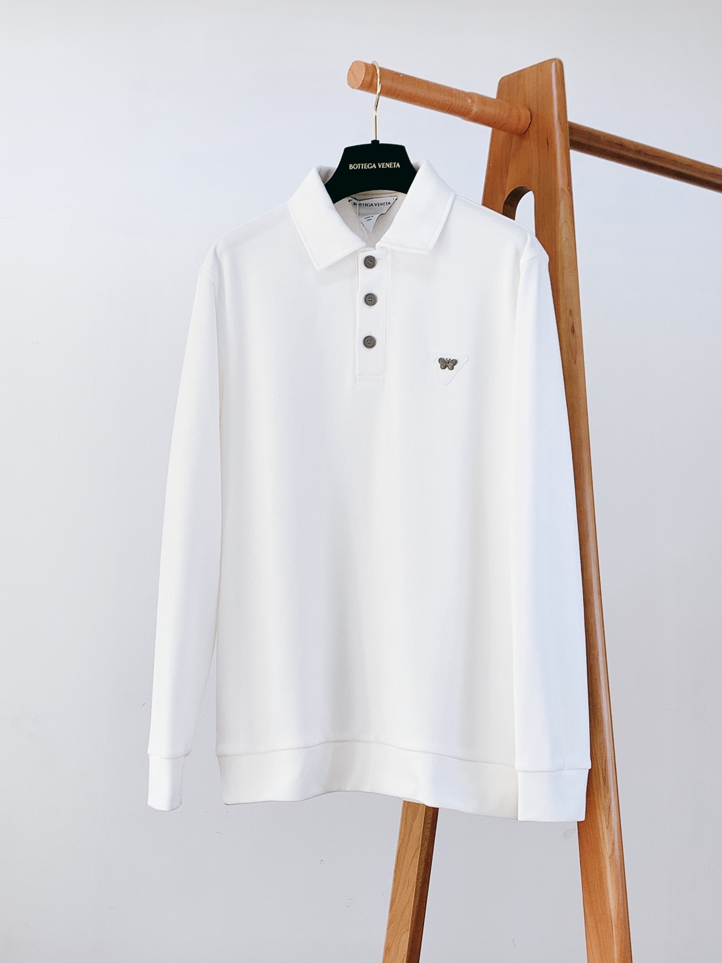 NO:595691,Bottega Veneta 2025FW Early Autumn New Product BV Classic Lapel Thin Velvet Gown Material 380g Down Velvet Suitable for Autumn and Winter Collar Lapel Sleeves Long Sleeves Sleeve Style Regular Sleeves Regular Length Regular Version Style Other Thickness Lined Thin Velvet 48 Length 68 Bust Shoulder Width 43 50 Length 69 Chest 104 Shoulder Width 45  52 Length 70 Bust 108 Shoulder Width 47 54 Length 72 Bust 112 Shoulder Width 4956 Length 74 Bust 116 Shoulder Width 51. ……………………………………………………………… Size48-56,,bottega veneta,bottega veneta,bottega veneta,alexander wang19860909Bottega Veneta 葆蝶家 2025FW早秋新品 BV 经典翻领薄绒长衫 材质 380克 羽柔绒 适用季节秋 冬 领型翻领 袖长长袖 袖型常规袖 衣长常规 版型常规 款式其他 厚度内里薄绒 48衣长68胸围肩宽43 50衣长69胸围104肩宽45 52衣长70胸围108肩宽47 54衣长72胸围112肩宽4956衣长74胸围116肩宽51. …………………………………………………… Size48-56,,bottega veneta,bottega veneta,bottega veneta,alexander wang,Men's clothing