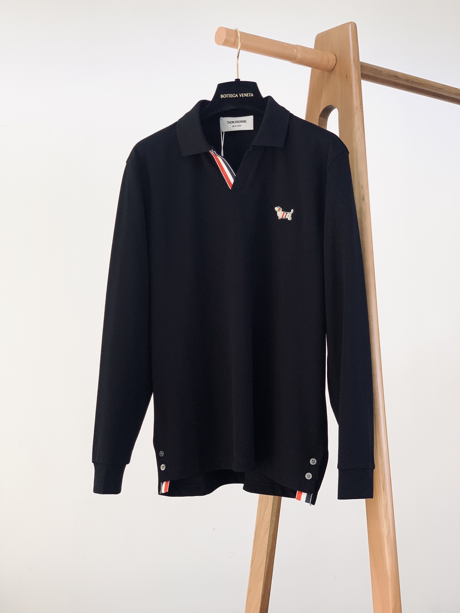 NO:599626,Thom Browne 2025FW Early Autumn New Product TB Classic Lapel Thin Velvet Gown Material 380g Down Velvet Applicable Seasons Autumn and Winter Collar Lapel Long Sleeves Sleeve Style Regular Sleeves Clothes Length Regular Version Style Other Thickness Lining Thin Velvet 48 Length 68 Bust 100 Shoulder Width 43 50 Length 69 Bust 104 Shoulder Width 45  52 Length 70 Bust 108 Shoulder Width 47 54 Length 72 Bust 112 Shoulder Width 4956 Length 74 Bust 116 Shoulder Width 51.58 Length 76 Bust 120 Shoulder Width 52 ……………………………………………………………… Size48-58,,thom browne,alexander wang19860909Thom Browne 汤姆·布朗 2025FW早秋新品 TB 经典翻领薄绒长衫 材质 380克 羽柔绒 适用季节秋 冬 领型翻领 袖长长袖 袖型常规袖 衣长常规 版型常规 款式其他 厚度内里薄绒 48衣长68胸围100肩宽43 50衣长69胸围104肩宽45 52衣长70胸围108肩宽47 54衣长72胸围112肩宽4956衣长74胸围116肩宽51.58衣长76胸围120肩宽52 …………………………………………………… Size48-58,,thom browne,alexander wang,Men's clothing