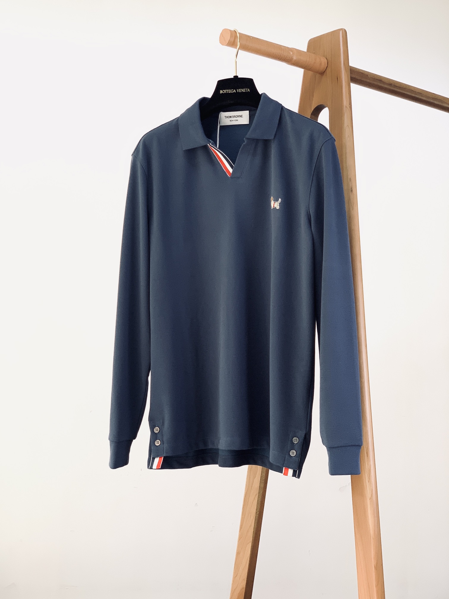 NO:599622,Thom Browne 2025FW Early Autumn New Product TB Classic Lapel Thin Velvet Gown Material 380g Down Velvet Applicable Seasons Autumn and Winter Collar Lapel Long Sleeves Sleeve Style Regular Sleeves Clothes Length Regular Version Style Other Thickness Lining Thin Velvet 48 Length 68 Bust 100 Shoulder Width 43 50 Length 69 Bust 104 Shoulder Width 45  52 Length 70 Bust 108 Shoulder Width 47 54 Length 72 Bust 112 Shoulder Width 4956 Length 74 Bust 116 Shoulder Width 51.58 Length 76 Bust 120 Shoulder Width 52 ……………………………………………………………… Size48-58,,thom browne,alexander wang19860909Thom Browne 汤姆·布朗 2025FW早秋新品 TB 经典翻领薄绒长衫 材质 380克 羽柔绒 适用季节秋 冬 领型翻领 袖长长袖 袖型常规袖 衣长常规 版型常规 款式其他 厚度内里薄绒 48衣长68胸围100肩宽43 50衣长69胸围104肩宽45 52衣长70胸围108肩宽47 54衣长72胸围112肩宽4956衣长74胸围116肩宽51.58衣长76胸围120肩宽52 …………………………………………………… Size48-58,,thom browne,alexander wang,Men's clothing