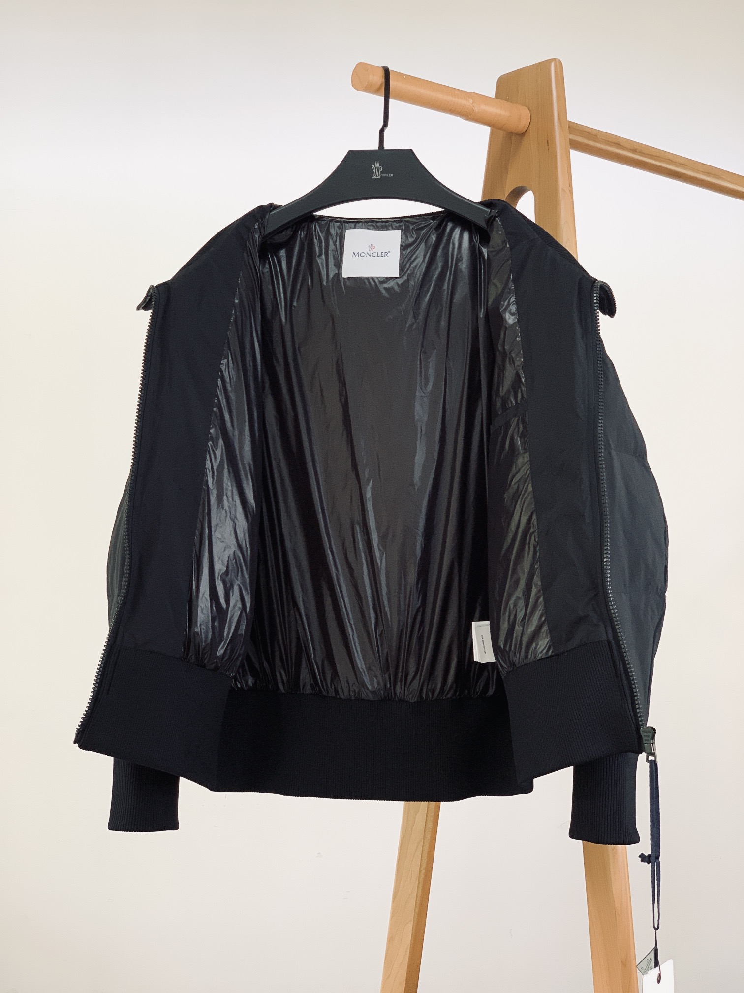 ，  Moncler 蒙口 FW秋冬新品 
休闲夹克羽绒服，客供五金辅料装饰。填充标准90白鹅绒，充绒量