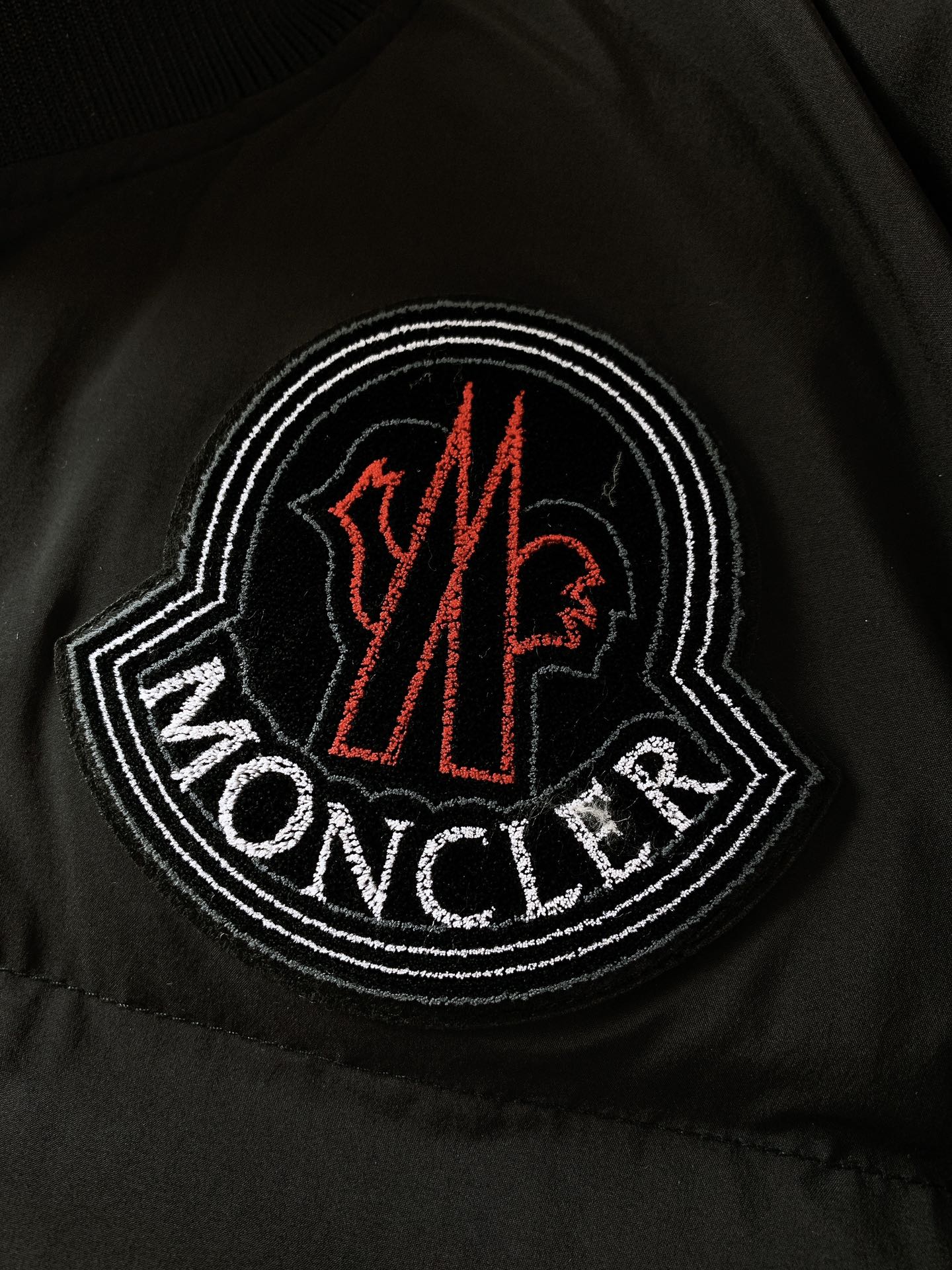 ，  Moncler 蒙口 FW秋冬新品 
休闲夹克羽绒服，客供五金辅料装饰。填充标准90白鹅绒，充绒量