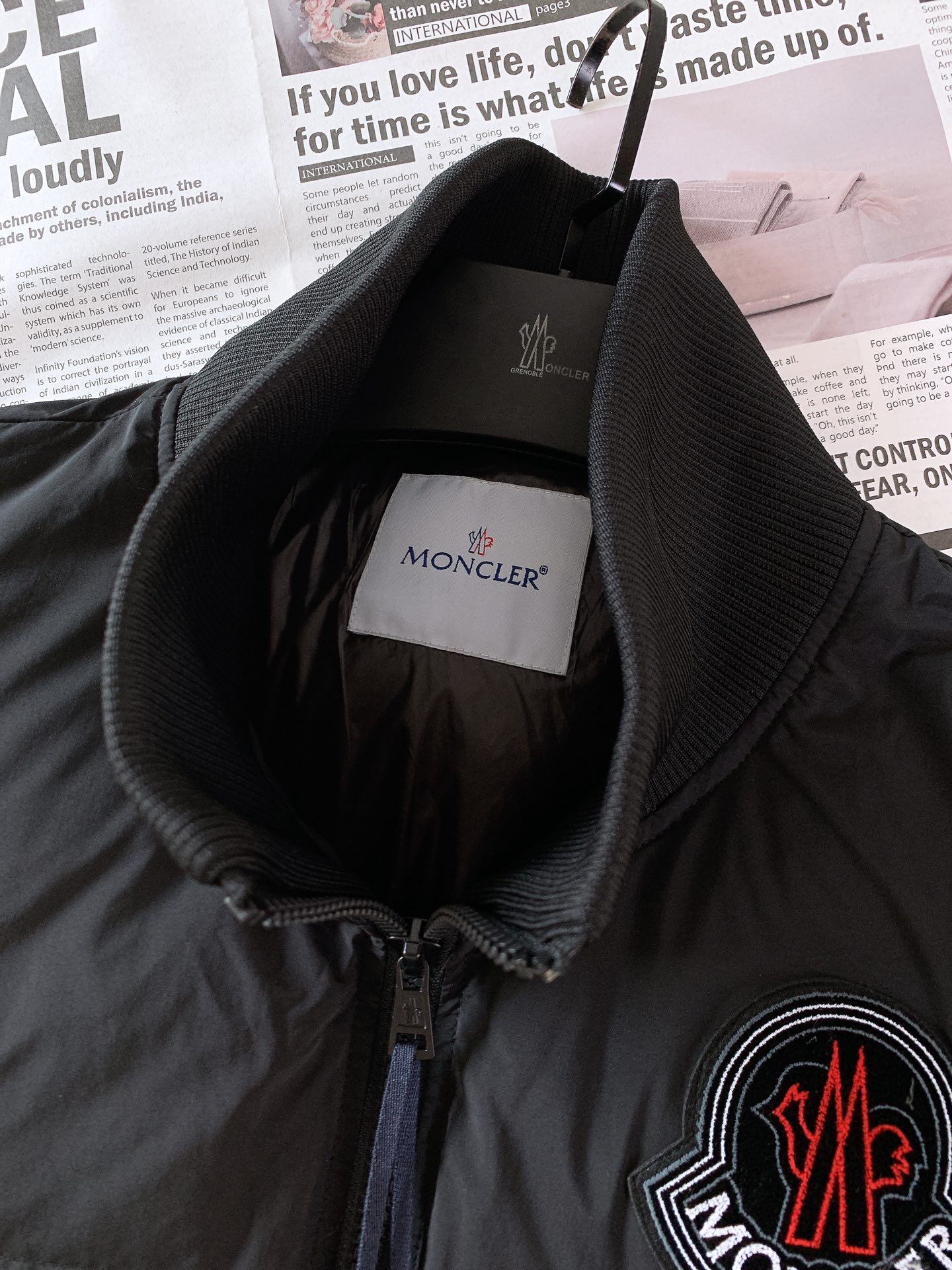 ，  Moncler 蒙口 FW秋冬新品 
休闲夹克羽绒服，客供五金辅料装饰。填充标准90白鹅绒，充绒量