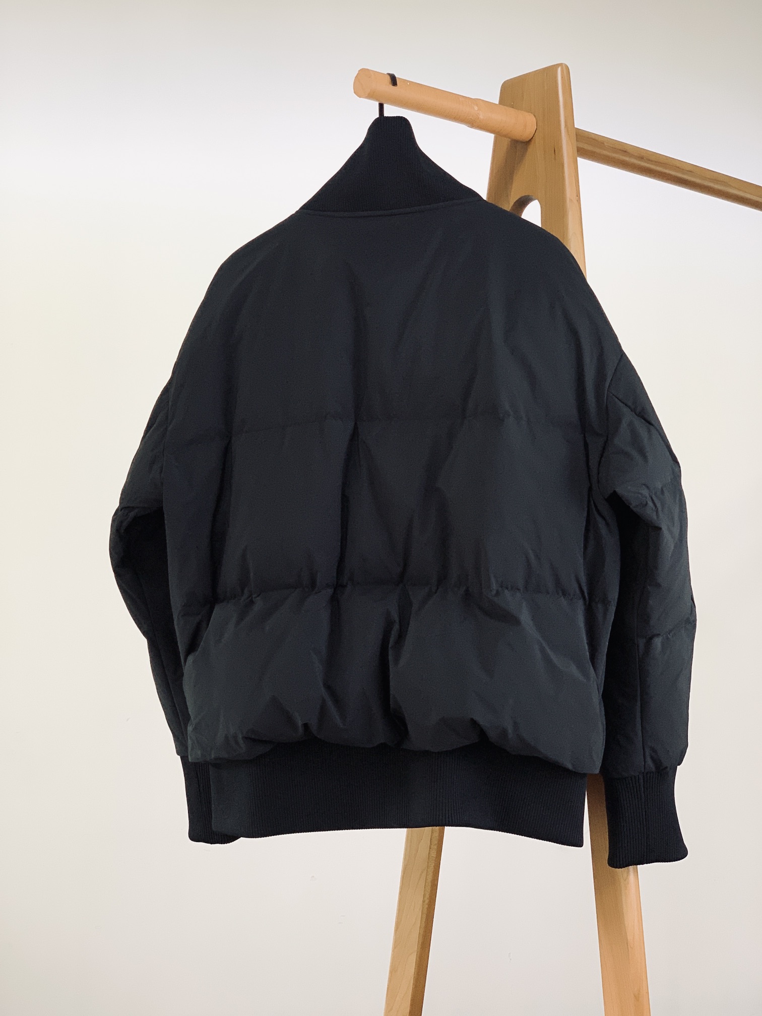 ，  Moncler 蒙口 FW秋冬新品 
休闲夹克羽绒服，客供五金辅料装饰。填充标准90白鹅绒，充绒量