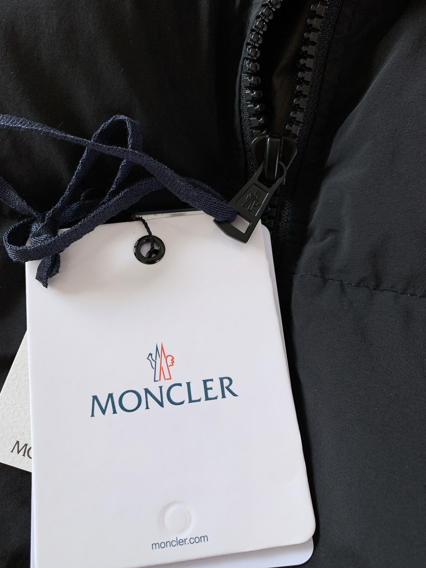 ，  Moncler 蒙口 FW秋冬新品 
休闲夹克羽绒服，客供五金辅料装饰。填充标准90白鹅绒，充绒量