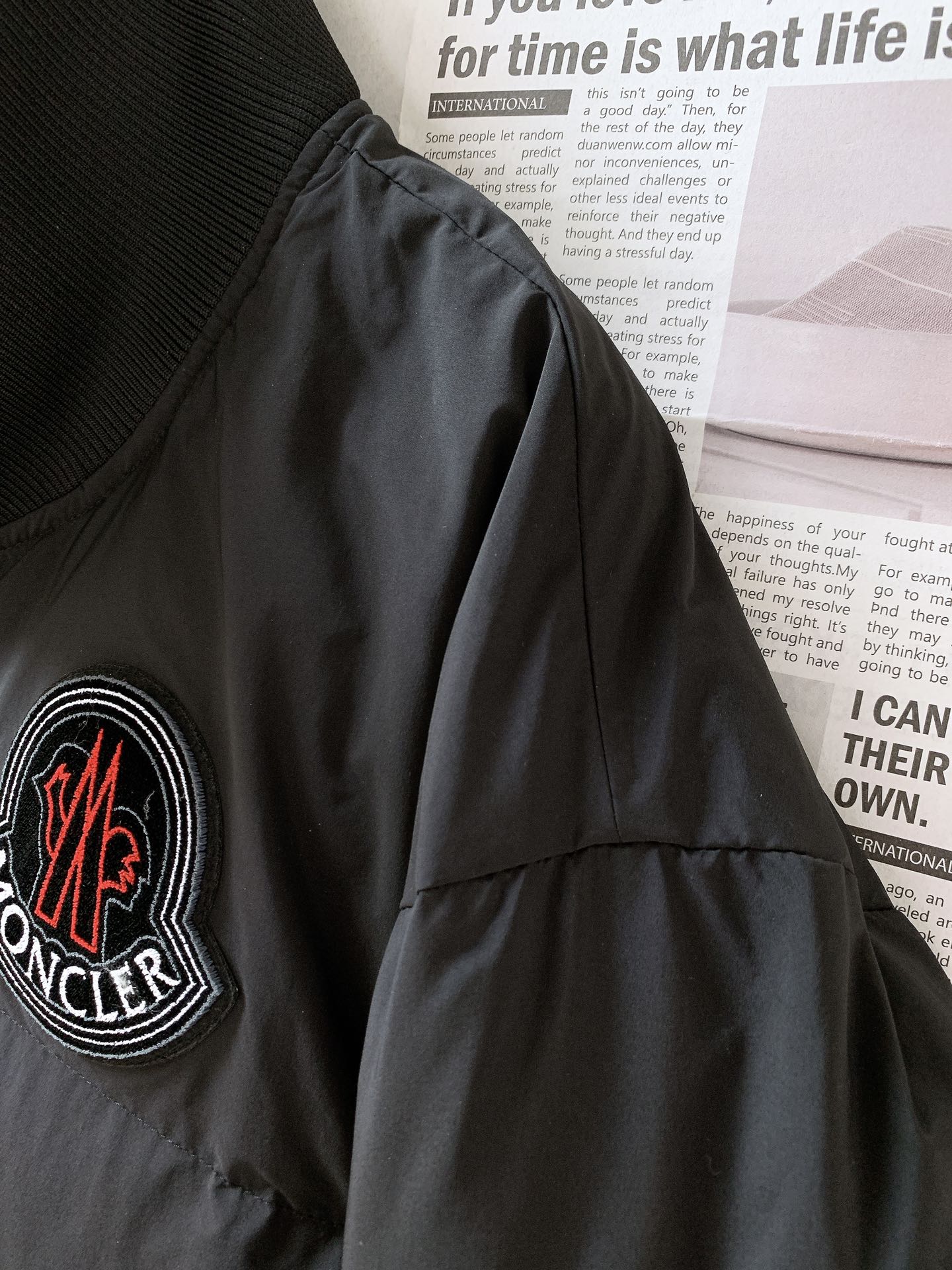 ，  Moncler 蒙口 FW秋冬新品 
休闲夹克羽绒服，客供五金辅料装饰。填充标准90白鹅绒，充绒量