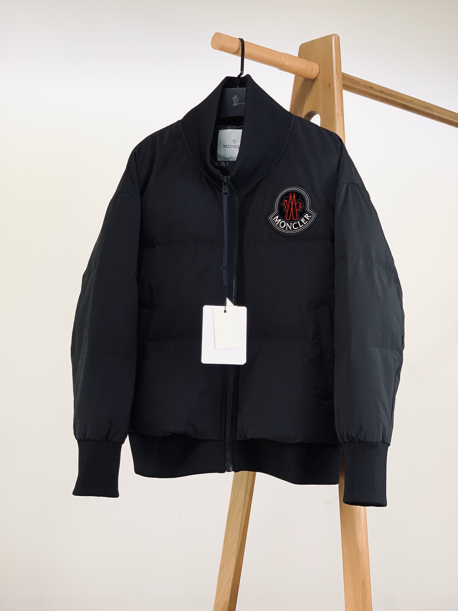 ，  Moncler 蒙口 FW秋冬新品 
休闲夹克羽绒服，客供五金辅料装饰。填充标准90白鹅绒，充绒量