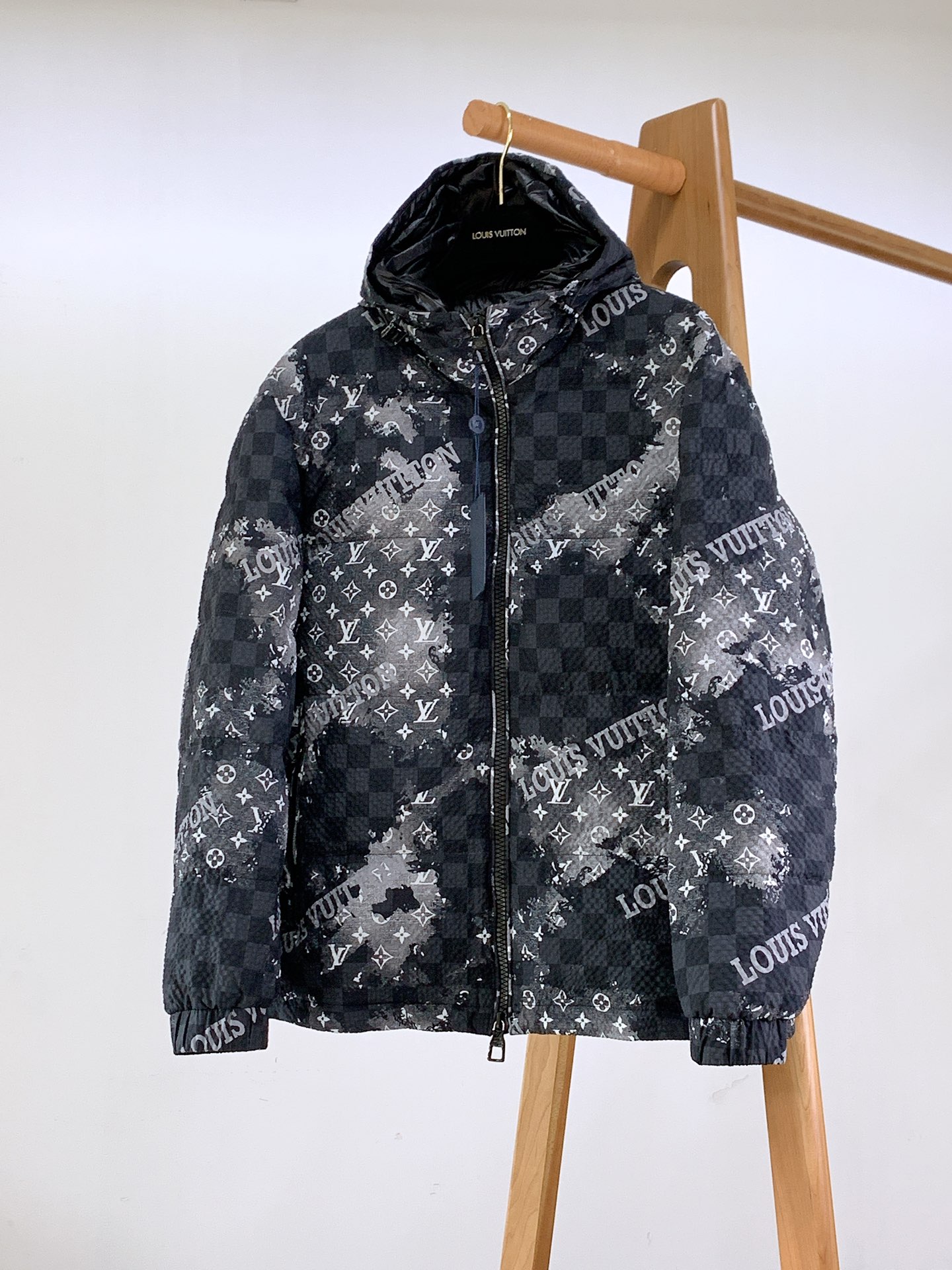 ，  LouisVuitton 路易威登 FW秋冬新品
幻彩连帽羽绒服，采用锦纶聚酯纤维棉混纺材质，器械