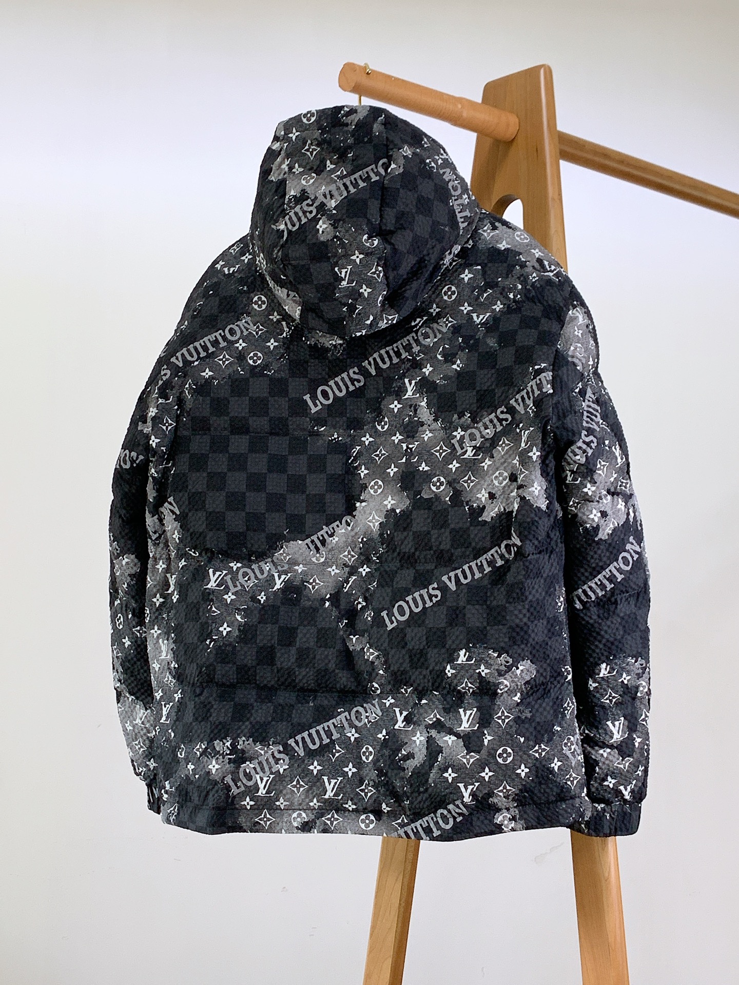 ，  LouisVuitton 路易威登 FW秋冬新品
幻彩连帽羽绒服，采用锦纶聚酯纤维棉混纺材质，器械