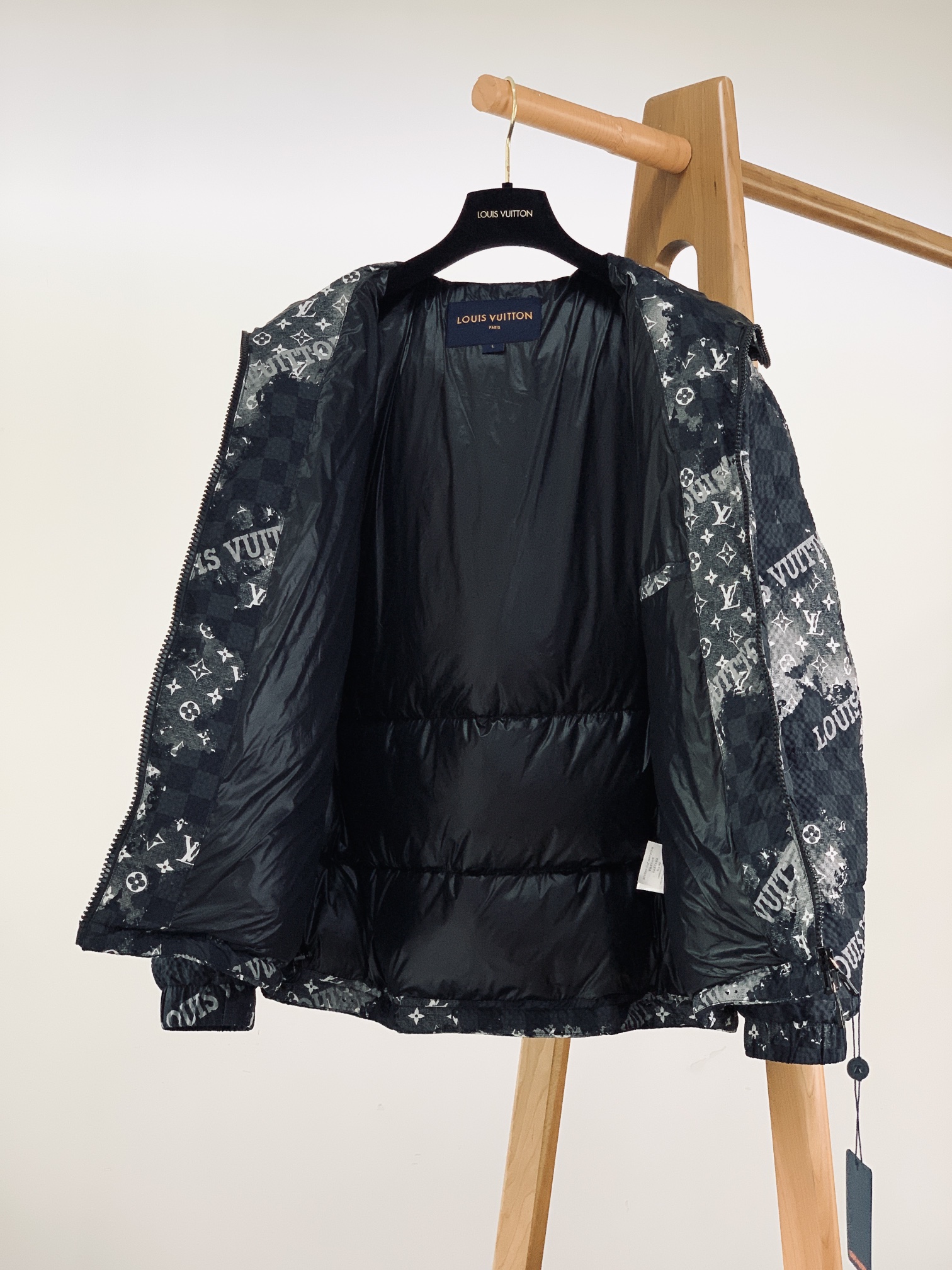 ，  LouisVuitton 路易威登 FW秋冬新品
幻彩连帽羽绒服，采用锦纶聚酯纤维棉混纺材质，器械