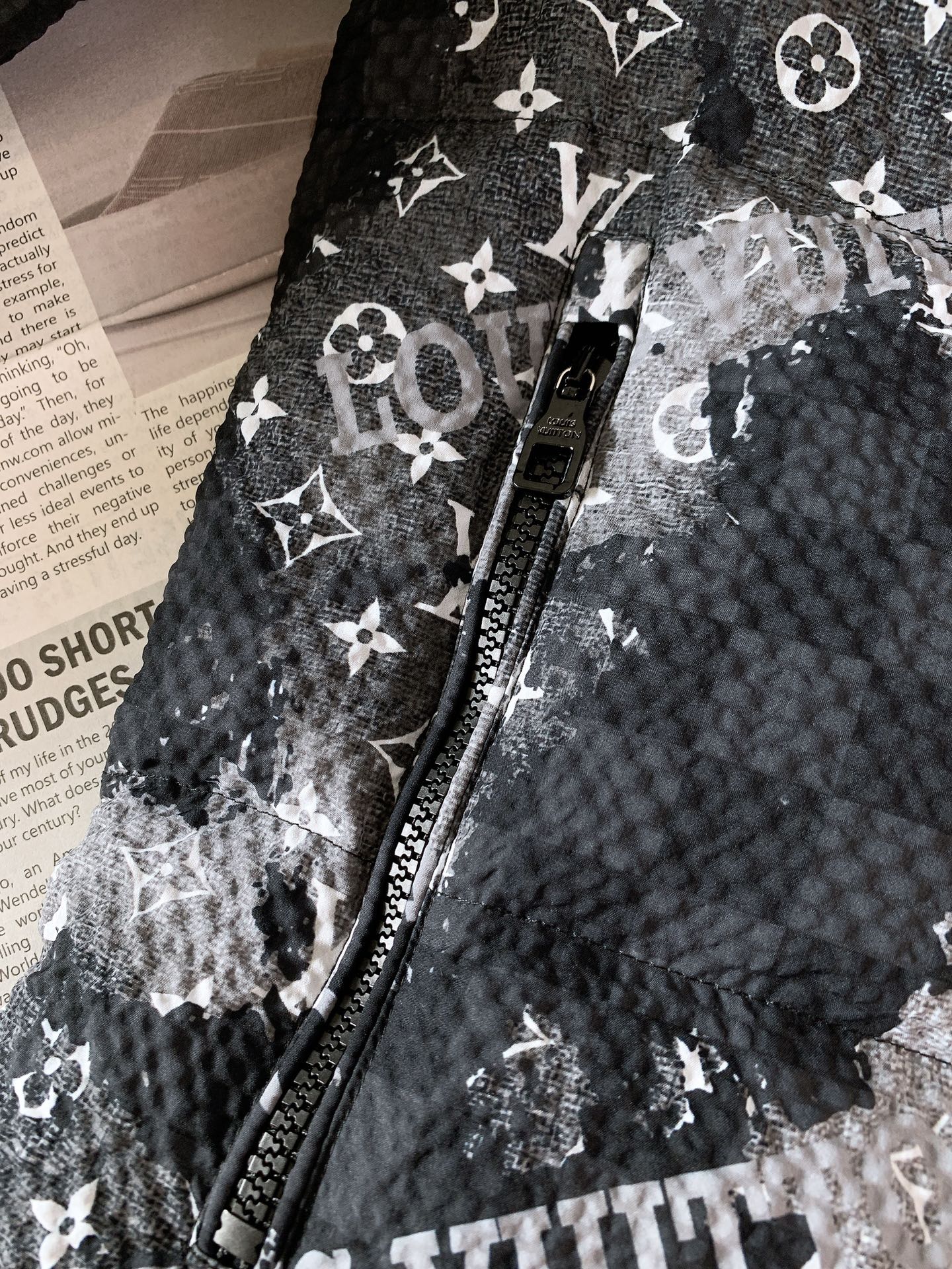 ，  LouisVuitton 路易威登 FW秋冬新品
幻彩连帽羽绒服，采用锦纶聚酯纤维棉混纺材质，器械