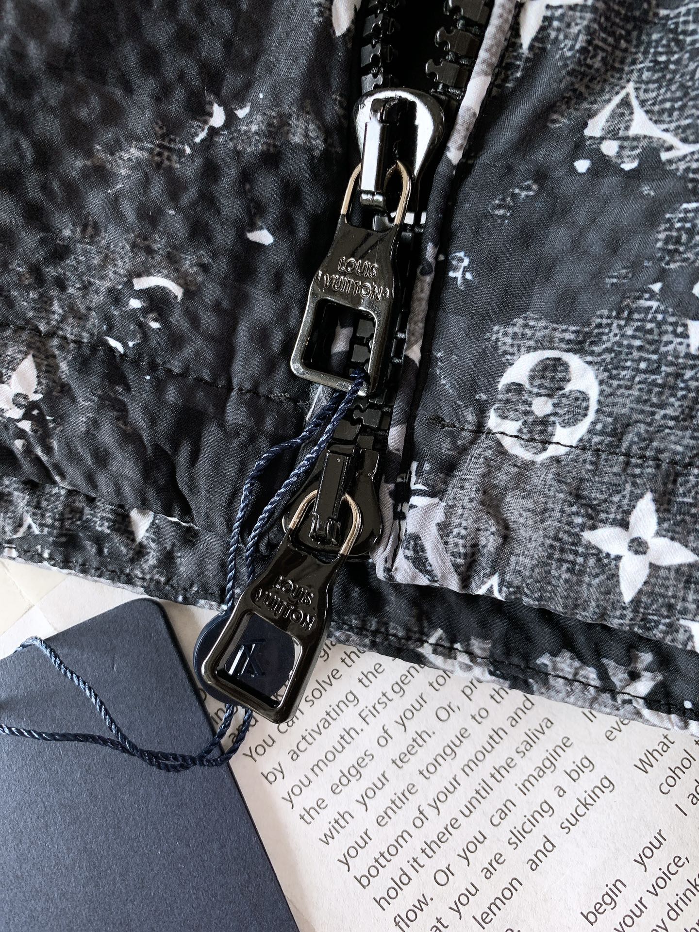 ，  LouisVuitton 路易威登 FW秋冬新品
幻彩连帽羽绒服，采用锦纶聚酯纤维棉混纺材质，器械