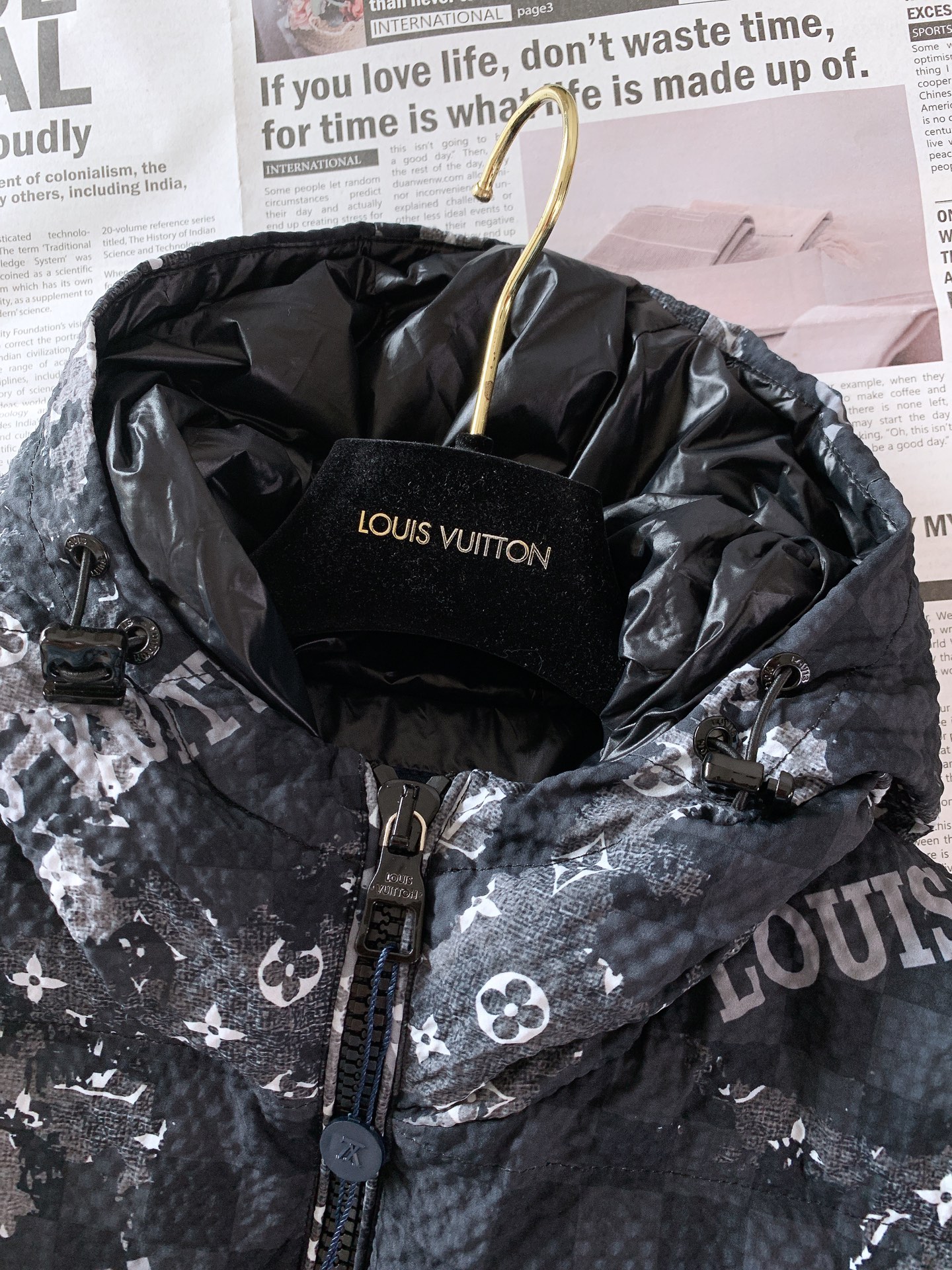 ，  LouisVuitton 路易威登 FW秋冬新品
幻彩连帽羽绒服，采用锦纶聚酯纤维棉混纺材质，器械