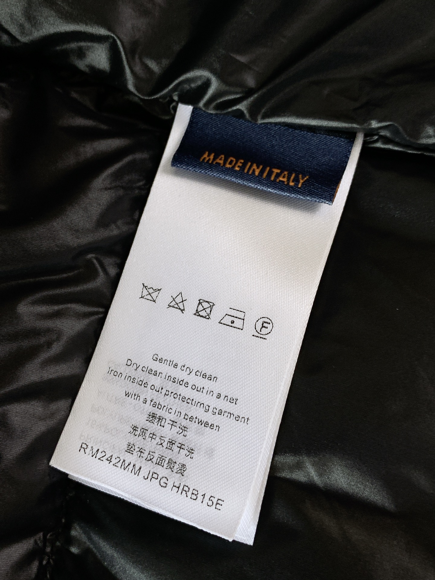 ，  LouisVuitton 路易威登 FW秋冬新品
幻彩连帽羽绒服，采用锦纶聚酯纤维棉混纺材质，器械