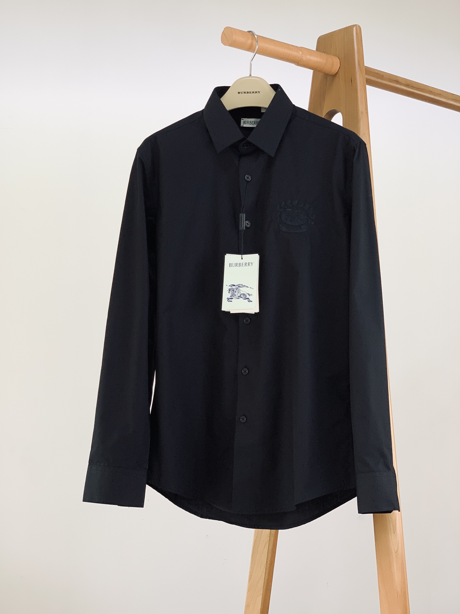 NO:130537,Burberry Casual long-sleeved shirt. Guest-supplied royal fabric weaving. After repeated treatment with multiple processes, the touch and texture are first-class, close-fitting and comfortable, breathable and soft!  Experts can tell the quality of the materials they use!  Classic styles, wearing outside and inside are all very good choices, and the overall feeling is very elegant!  From every detail of the whole, it reflects the technology and technology that major manufacturers should have!  Compare counters!  Super awesome!  ………………………………………………………………………………………… SizeM-3XL, burberry, burberry, shirts, alexander wang19860909Burberry 巴宝莉 休闲长袖衬衫.客供御用面料织纹 经过多重工艺反复处理,手感质感一流,贴身舒适,透气柔软！行家上手便知用料的好坏！ 经典的款式,外穿内搭都是很不错的选择,整体感觉非常有气质！ 从整体的每处细节来看都体现出了大厂该有的工艺和技术！ 货比专柜！超级牛货闭眼入！ …………………………………………………… SizeM-3XL,,burberry,burberry,shirts,alexander wang,Men's clothing