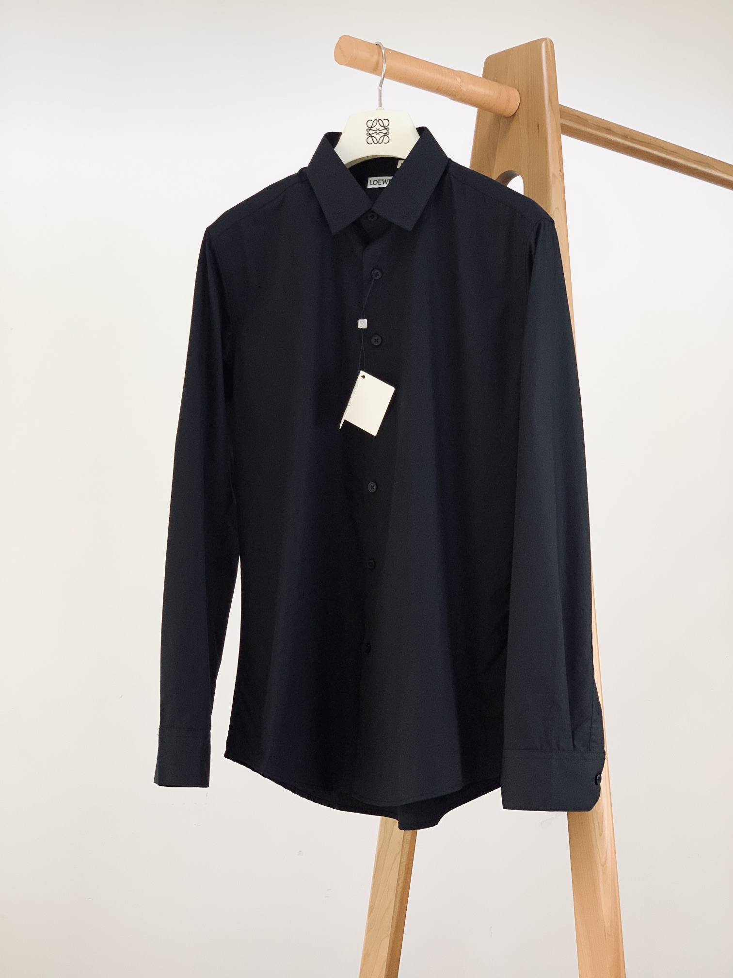 NO:119062,Loewe Casual long-sleeved shirt. Guest-supplied royal fabric weaving. After repeated treatment with multiple processes, the texture is first-class, close-fitting and comfortable, breathable and soft!  Experts can tell the quality of the materials they use!  Classic styles, wearing outside and inside are all very good choices, and the overall feeling is very elegant!  From every detail of the whole, it reflects the technology and technology that major manufacturers should have!  Compare counters!  Super awesome!  ………………………………………………………………………………………… SizeM-3XL, loewe,loewe,shirts,alexander wang19860909Loewe 罗意威 休闲长袖衬衫.客供御用面料织纹 经过多重工艺反复处理,手感质感一流,贴身舒适,透气柔软！行家上手便知用料的好坏！ 经典的款式,外穿内搭都是很不错的选择,整体感觉非常有气质！ 从整体的每处细节来看都体现出了大厂该有的工艺和技术！ 货比专柜！超级牛货闭眼入！ …………………………………………………… SizeM-3XL,,loewe,loewe,shirts,alexander wang,Men's clothing